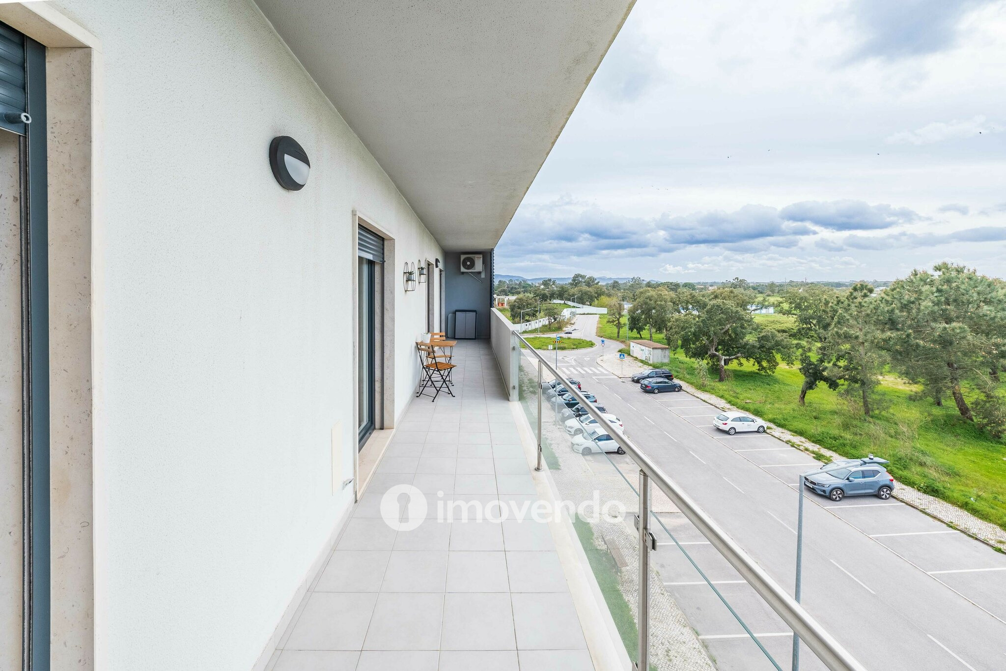 Apartamento T2 com estacionamento, na Urbanização Vale Flores