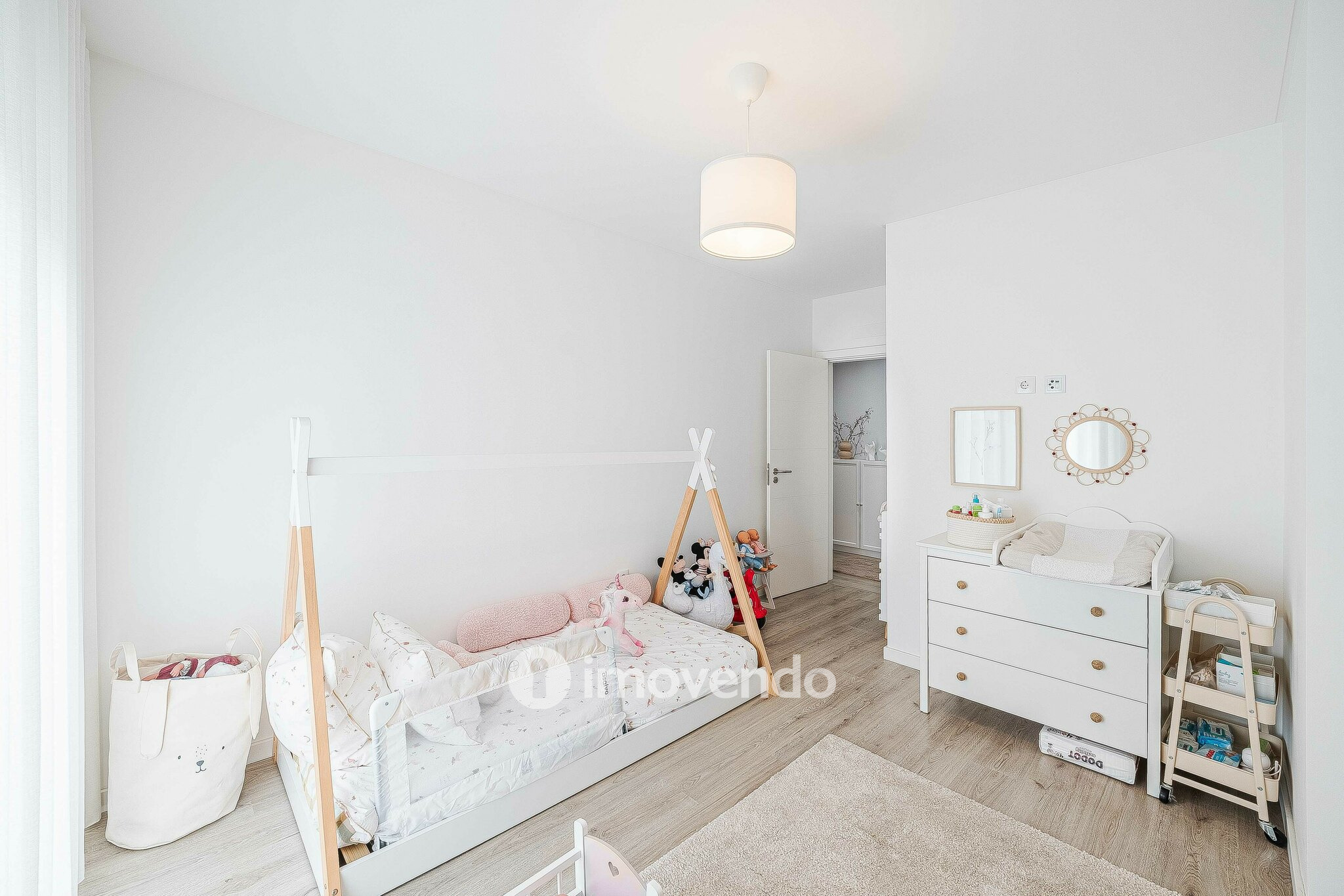 Apartamento T2 com estacionamento, na Urbanização Vale Flores