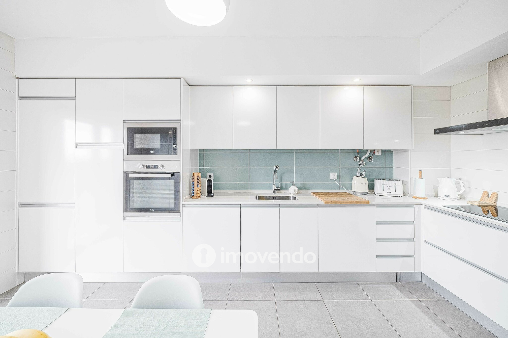 Apartamento T2 com estacionamento, na Urbanização Vale Flores