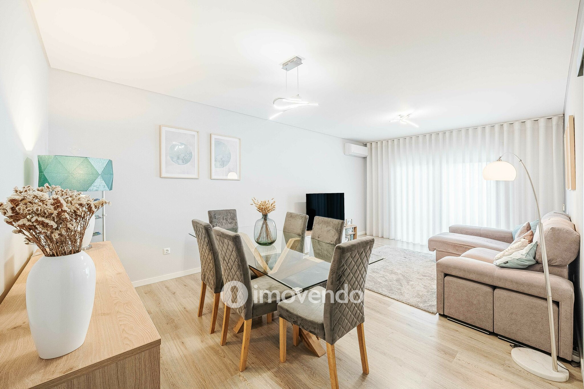 Apartamento T2 com estacionamento, na Urbanização Vale Flores