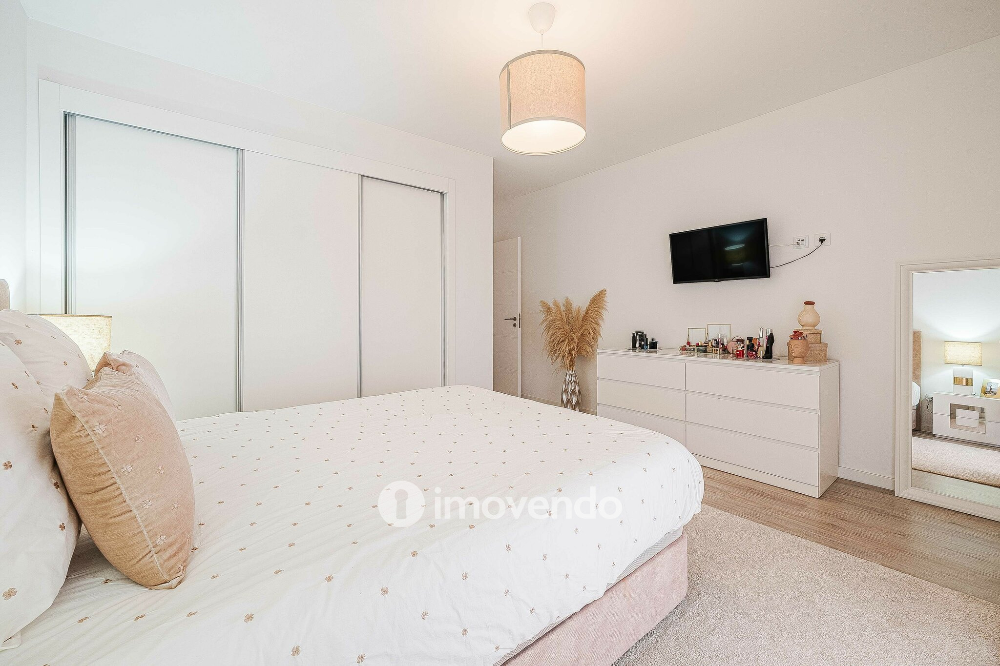 Apartamento T2 com estacionamento, na Urbanização Vale Flores