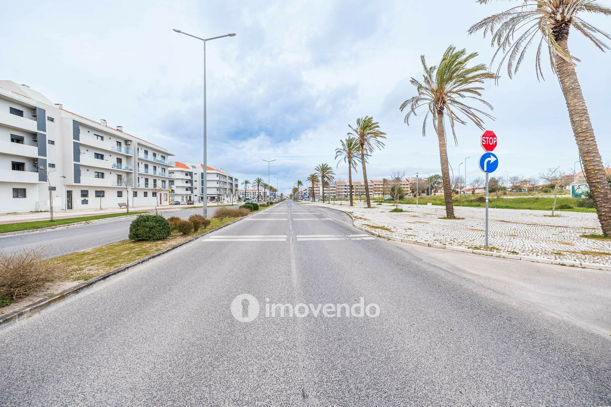 Apartamento T2 com estacionamento, na Urbanização Vale Flores