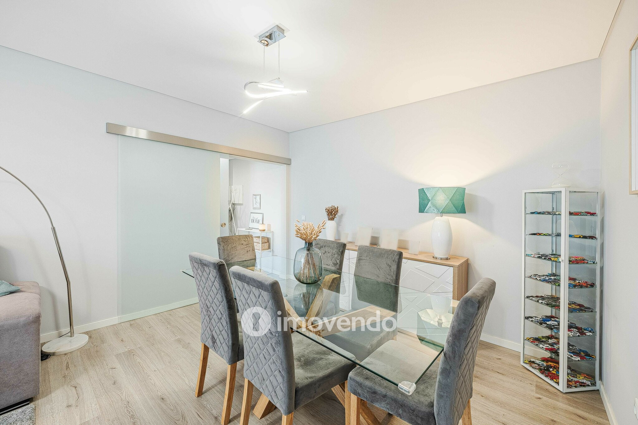 Apartamento T2 com estacionamento, na Urbanização Vale Flores