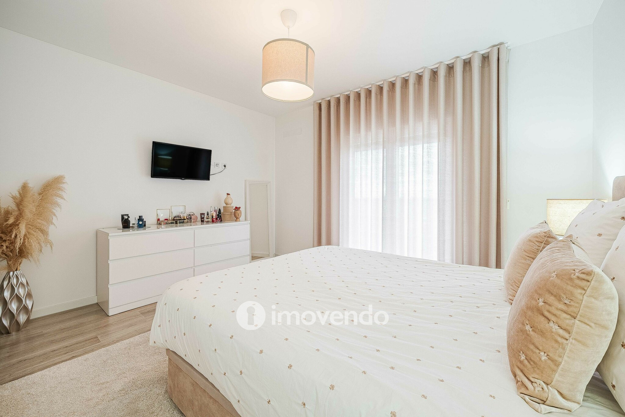 Apartamento T2 com estacionamento, na Urbanização Vale Flores