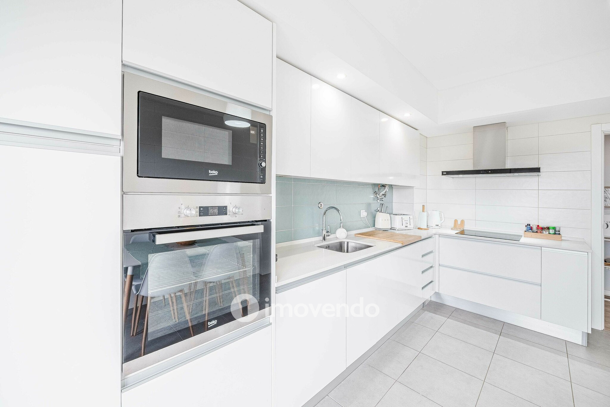 Apartamento T2 com estacionamento, na Urbanização Vale Flores