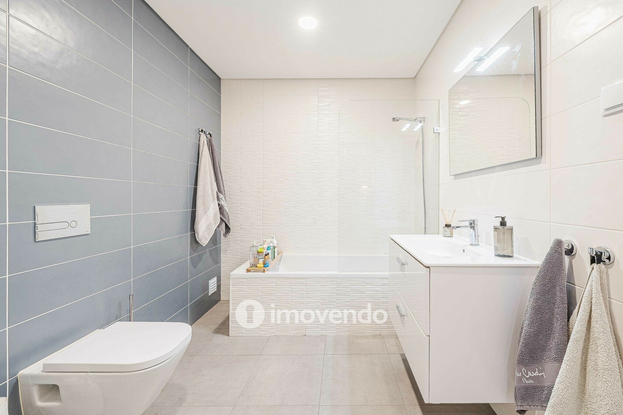 Apartamento T2 com estacionamento, na Urbanização Vale Flores