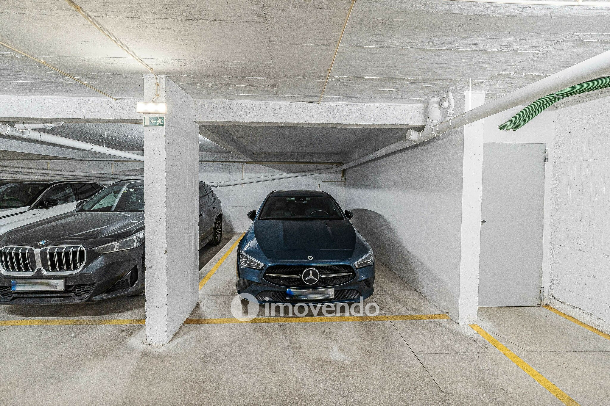 Apartamento T2 com estacionamento, na Urbanização Vale Flores