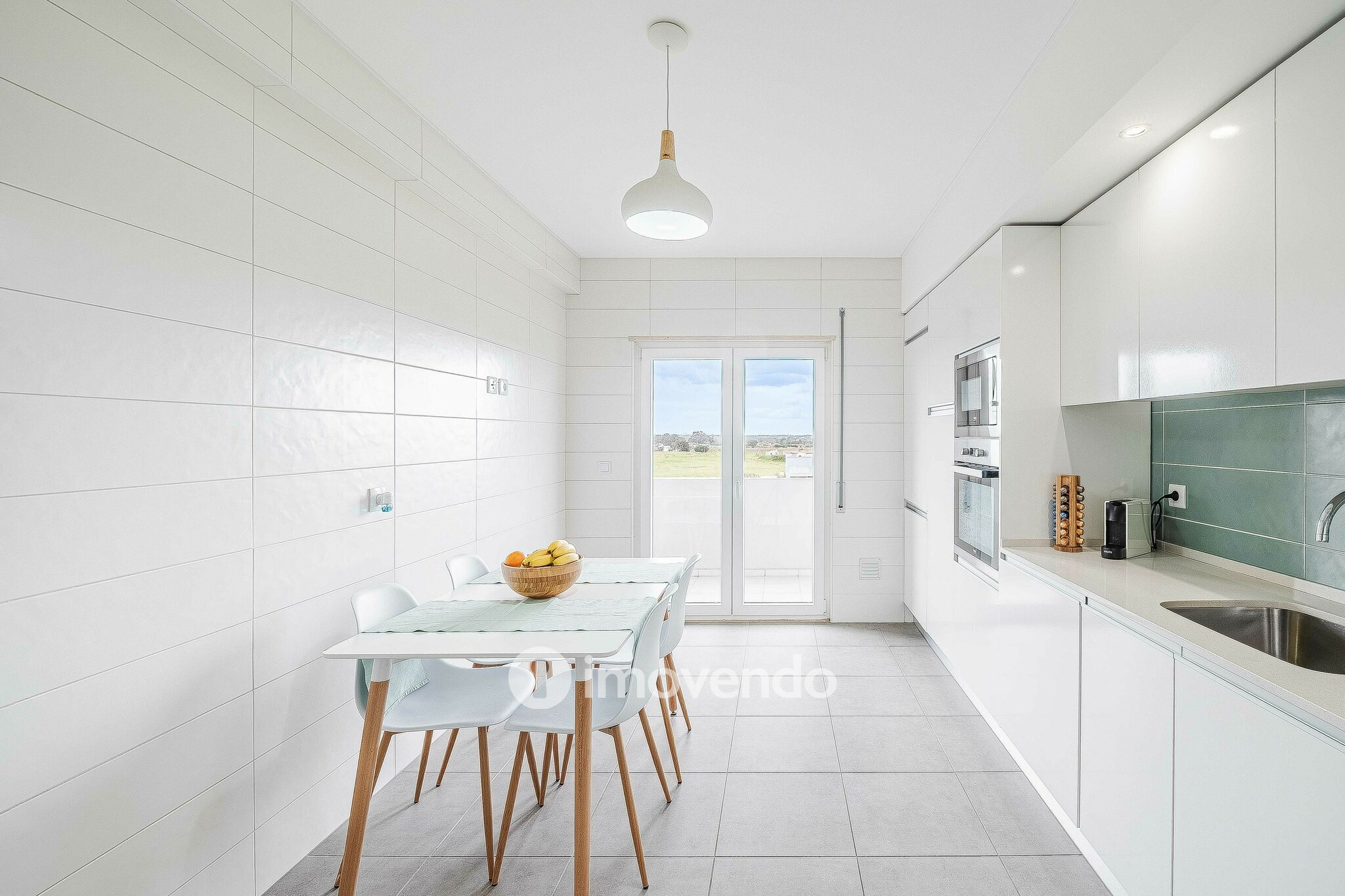 Apartamento T2 com estacionamento, na Urbanização Vale Flores