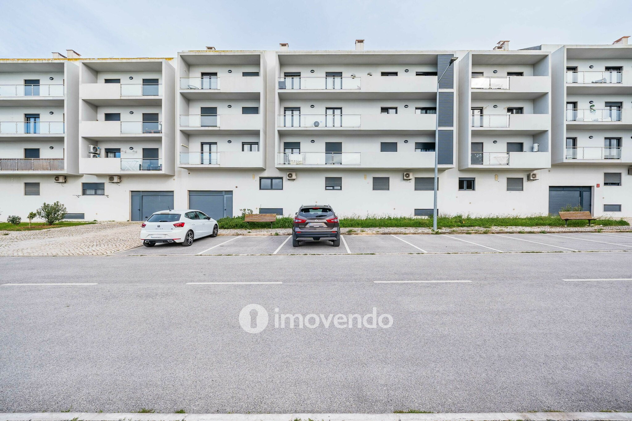 Apartamento T2 com estacionamento, na Urbanização Vale Flores