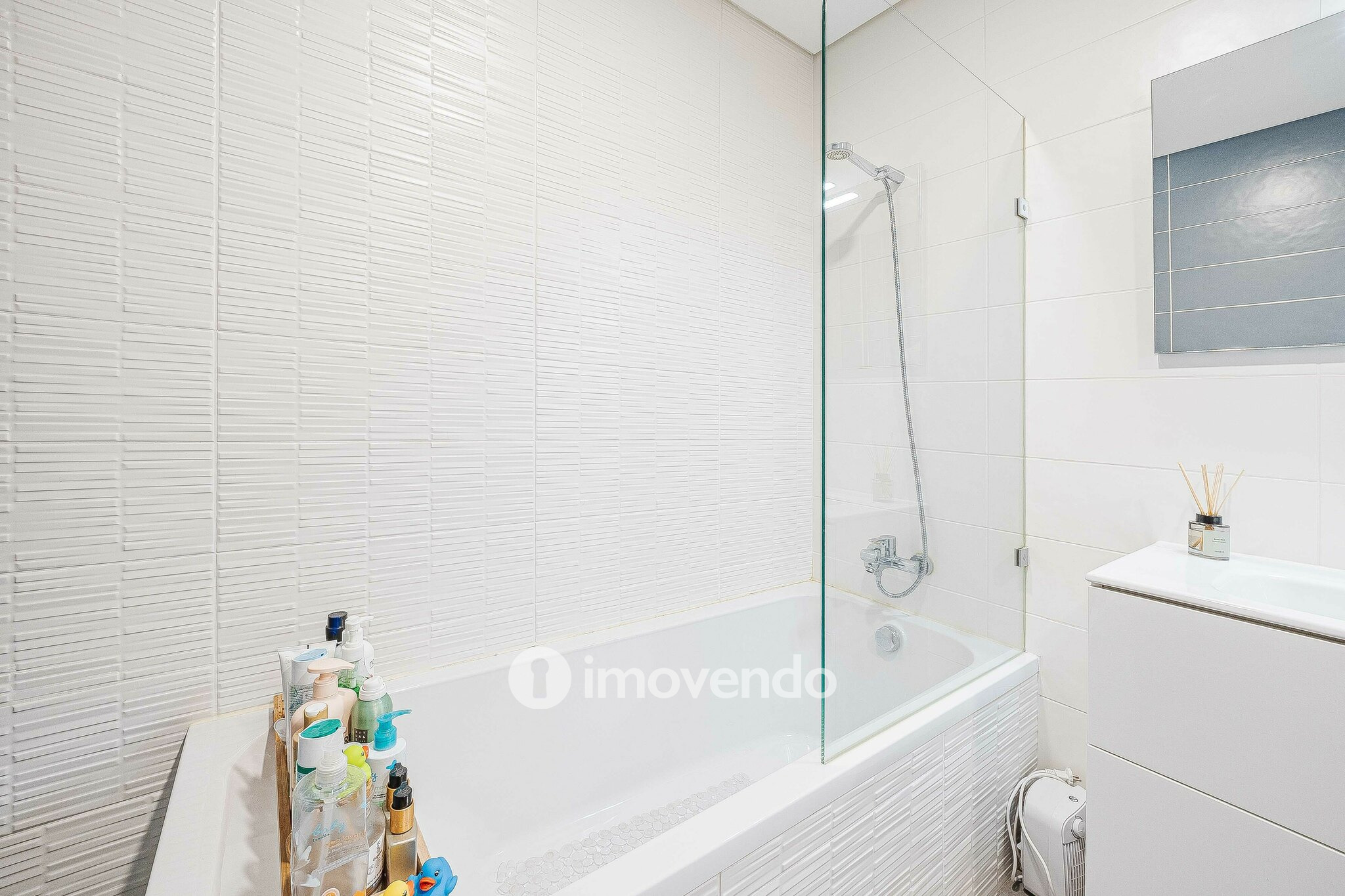 Apartamento T2 com estacionamento, na Urbanização Vale Flores