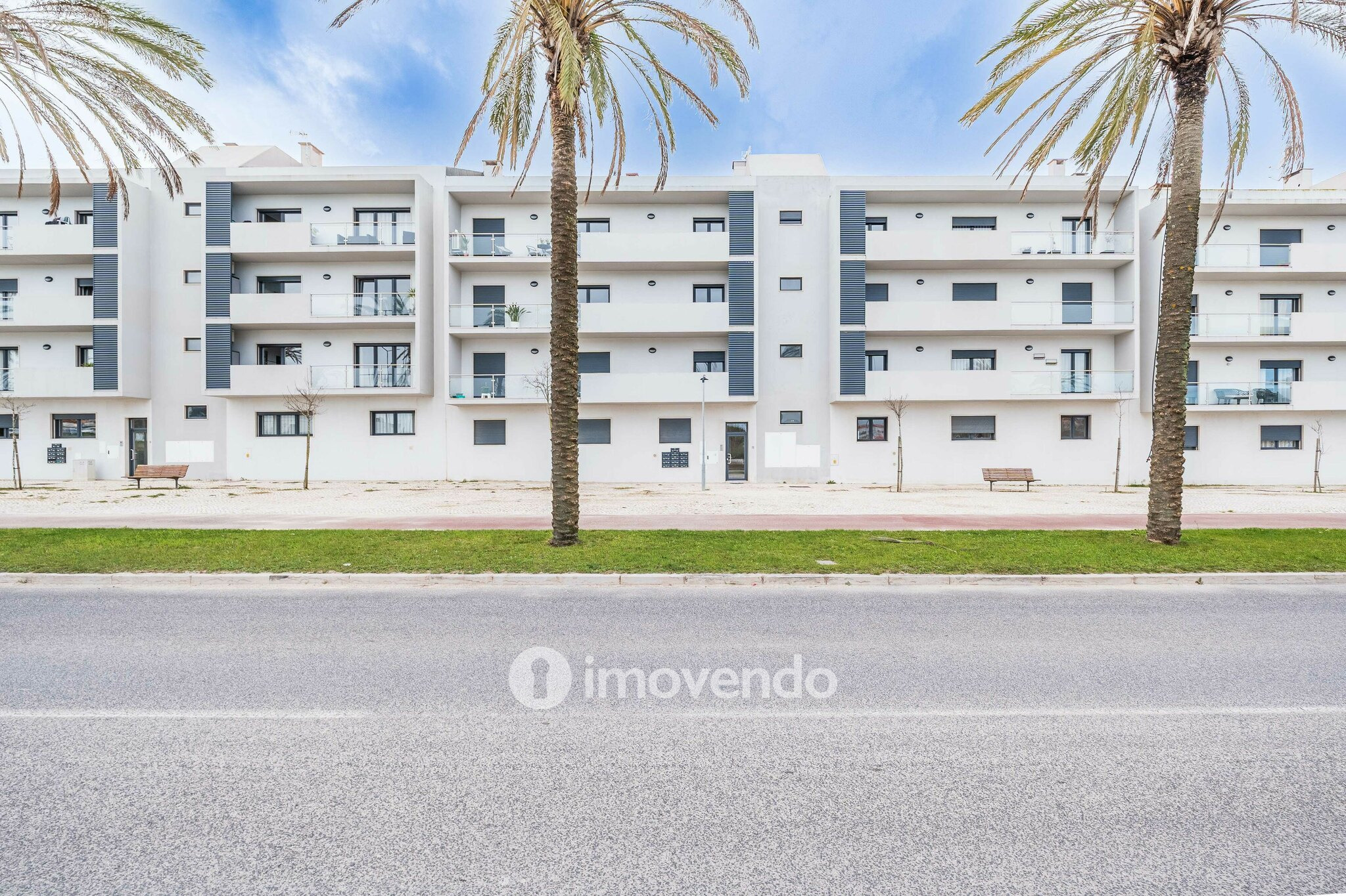 Apartamento T2 com estacionamento, na Urbanização Vale Flores