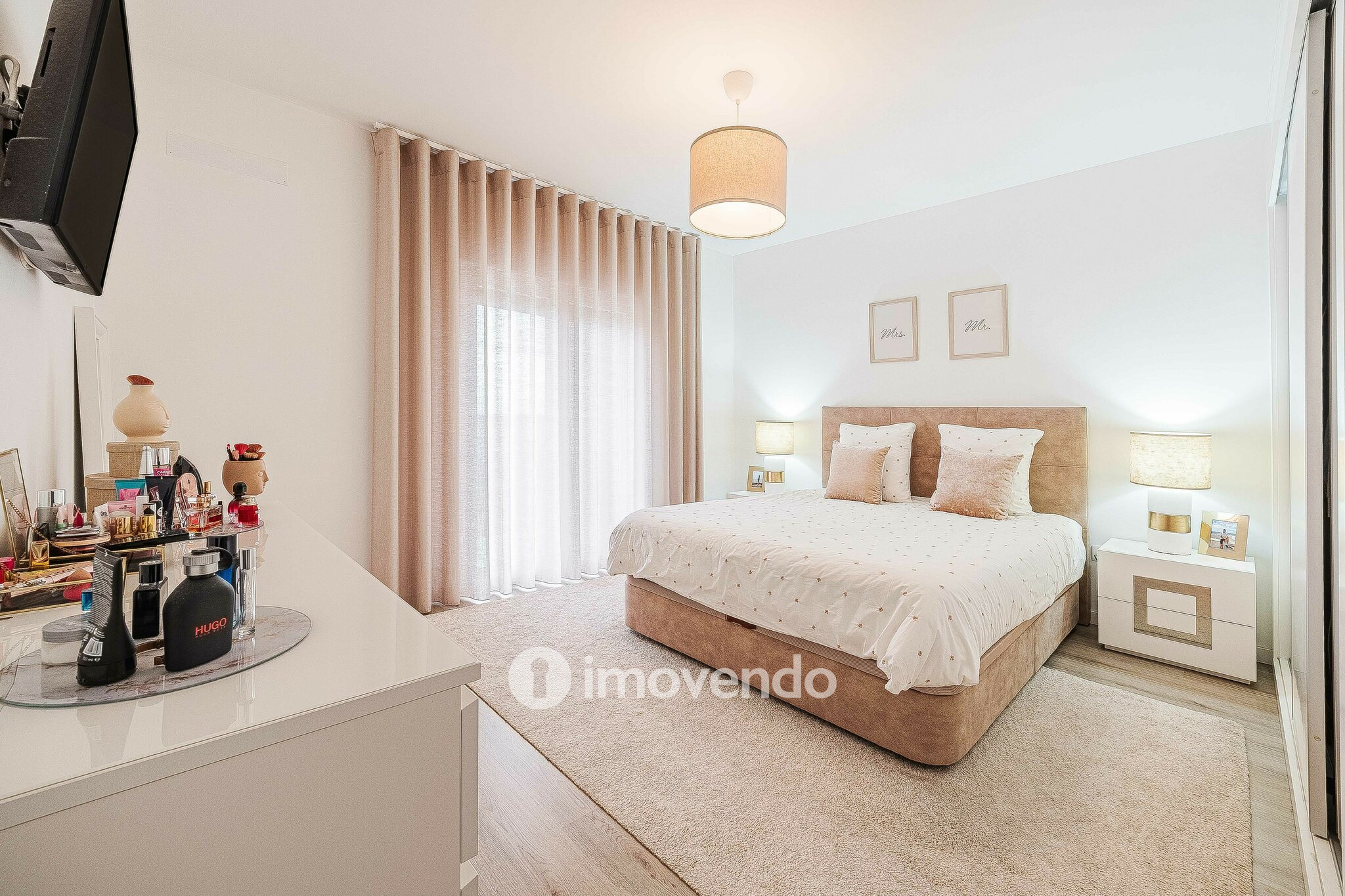 Apartamento T2 com estacionamento, na Urbanização Vale Flores