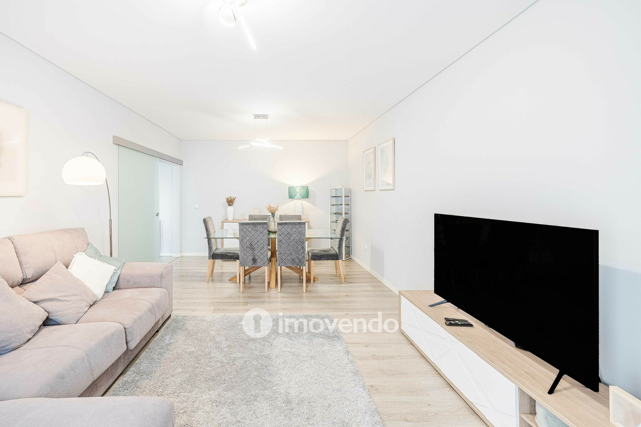 Apartamento T2 com estacionamento, na Urbanização Vale Flores