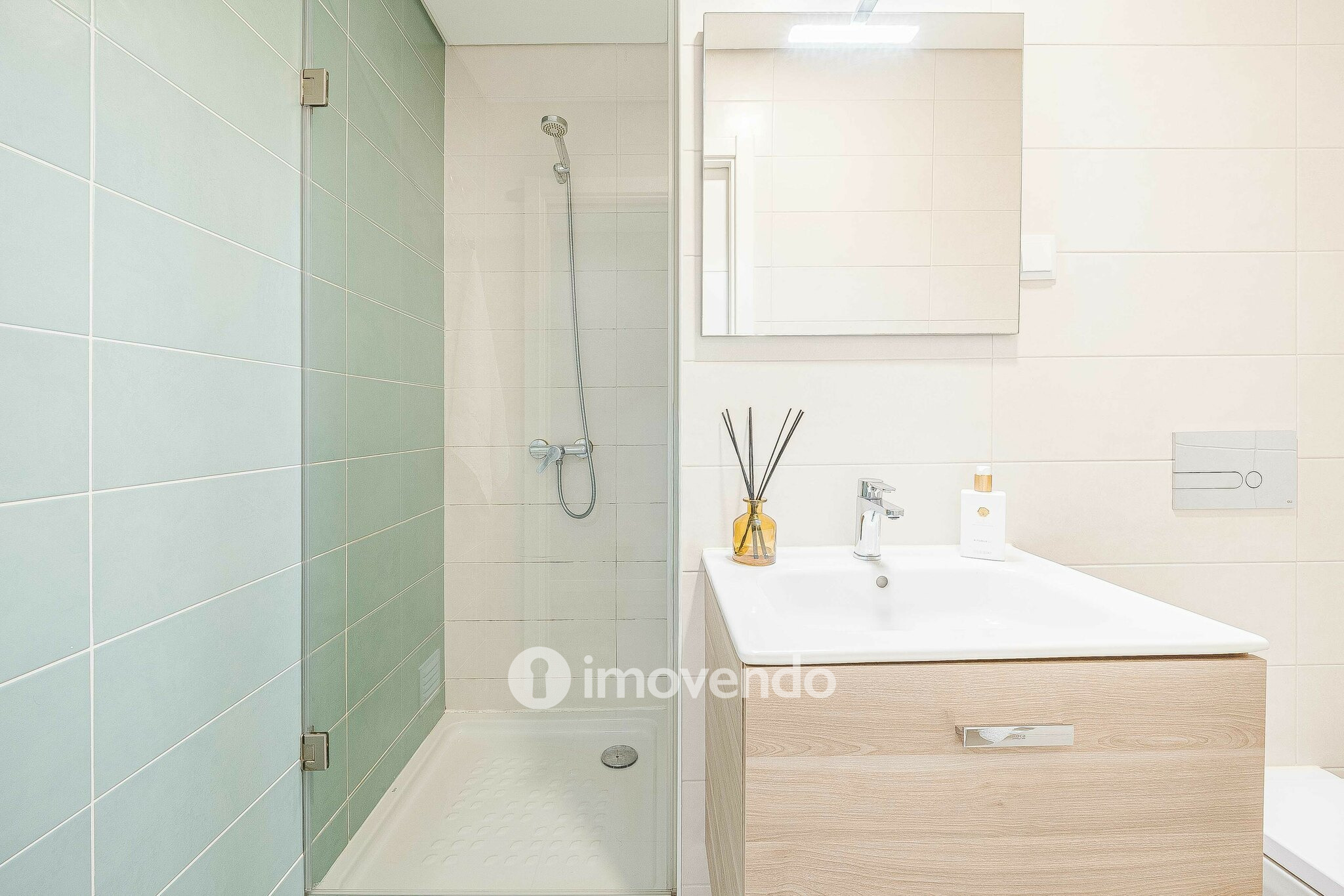 Apartamento T2 com estacionamento, na Urbanização Vale Flores