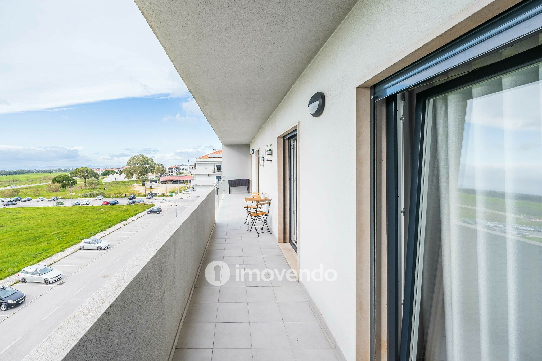 Apartamento T2 com estacionamento, na Urbanização Vale Flores