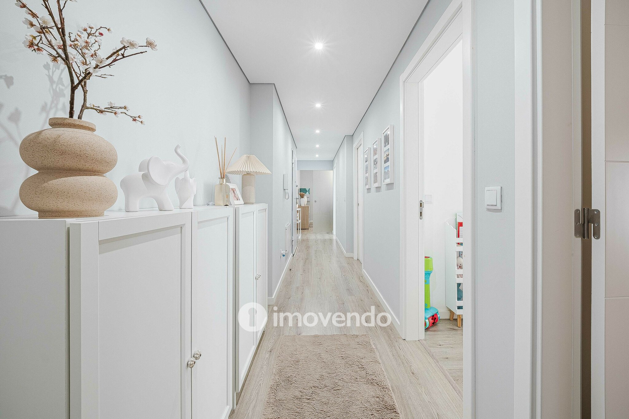 Apartamento T2 com estacionamento, na Urbanização Vale Flores