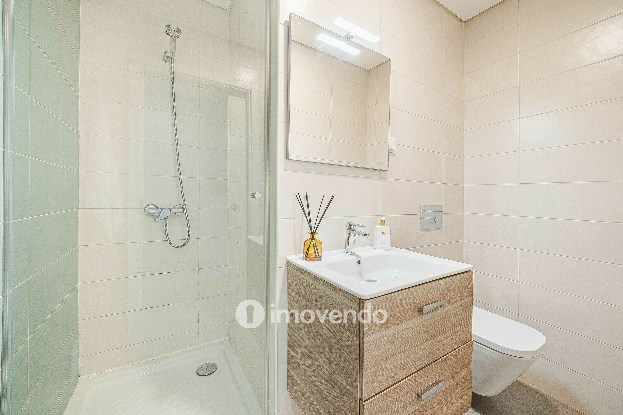 Apartamento T2 com estacionamento, na Urbanização Vale Flores