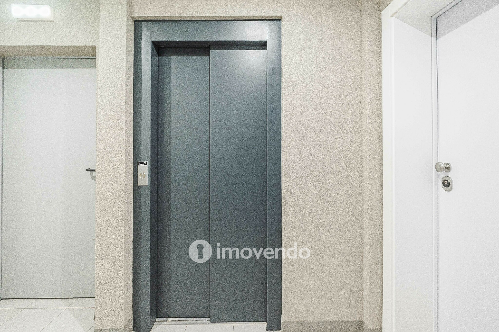 Apartamento T2 com estacionamento, na Urbanização Vale Flores