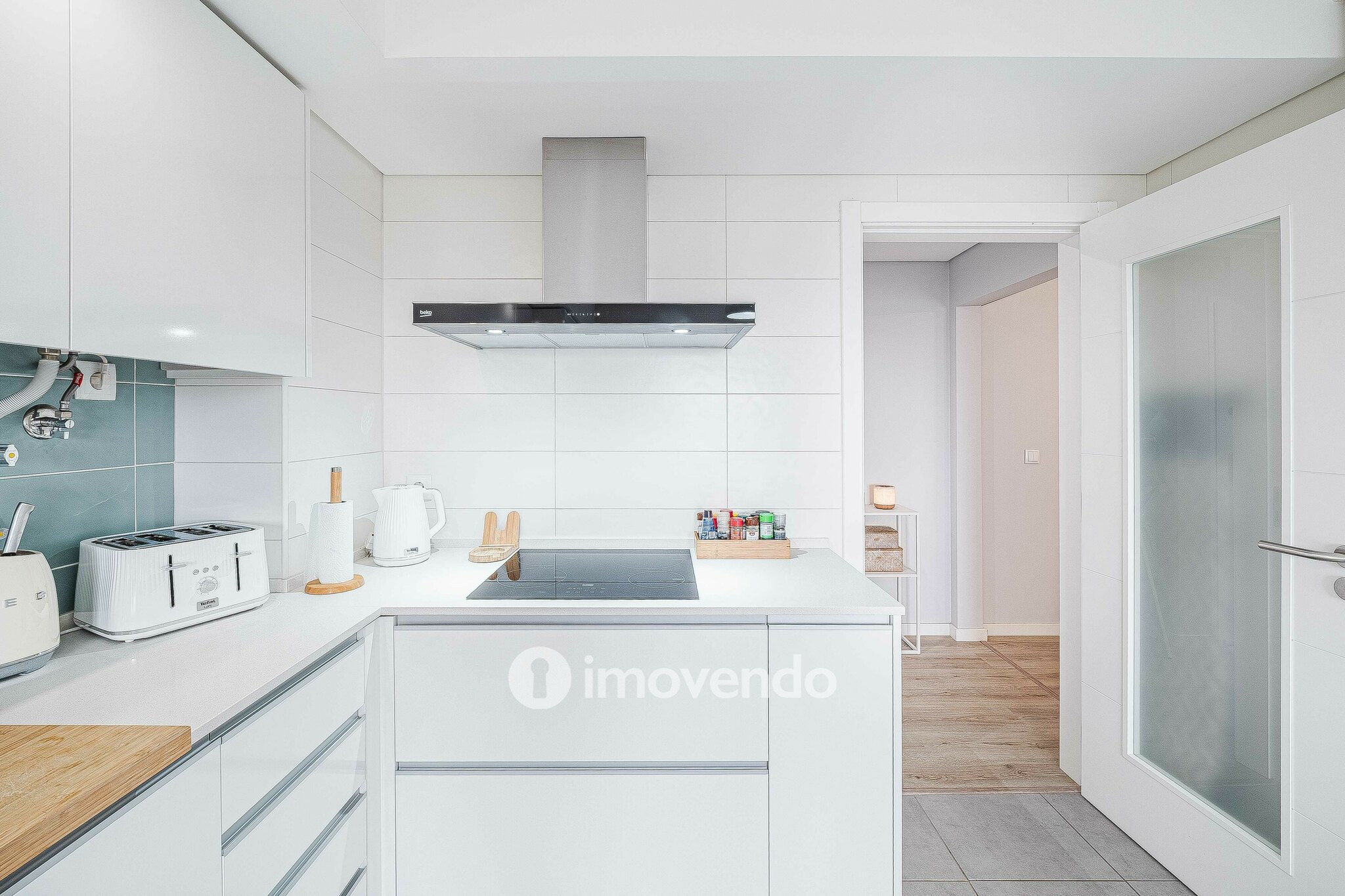 Apartamento T2 com estacionamento, na Urbanização Vale Flores