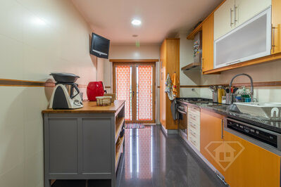 Apartamento T3, com cozinha equipada e garagem, na Amadora