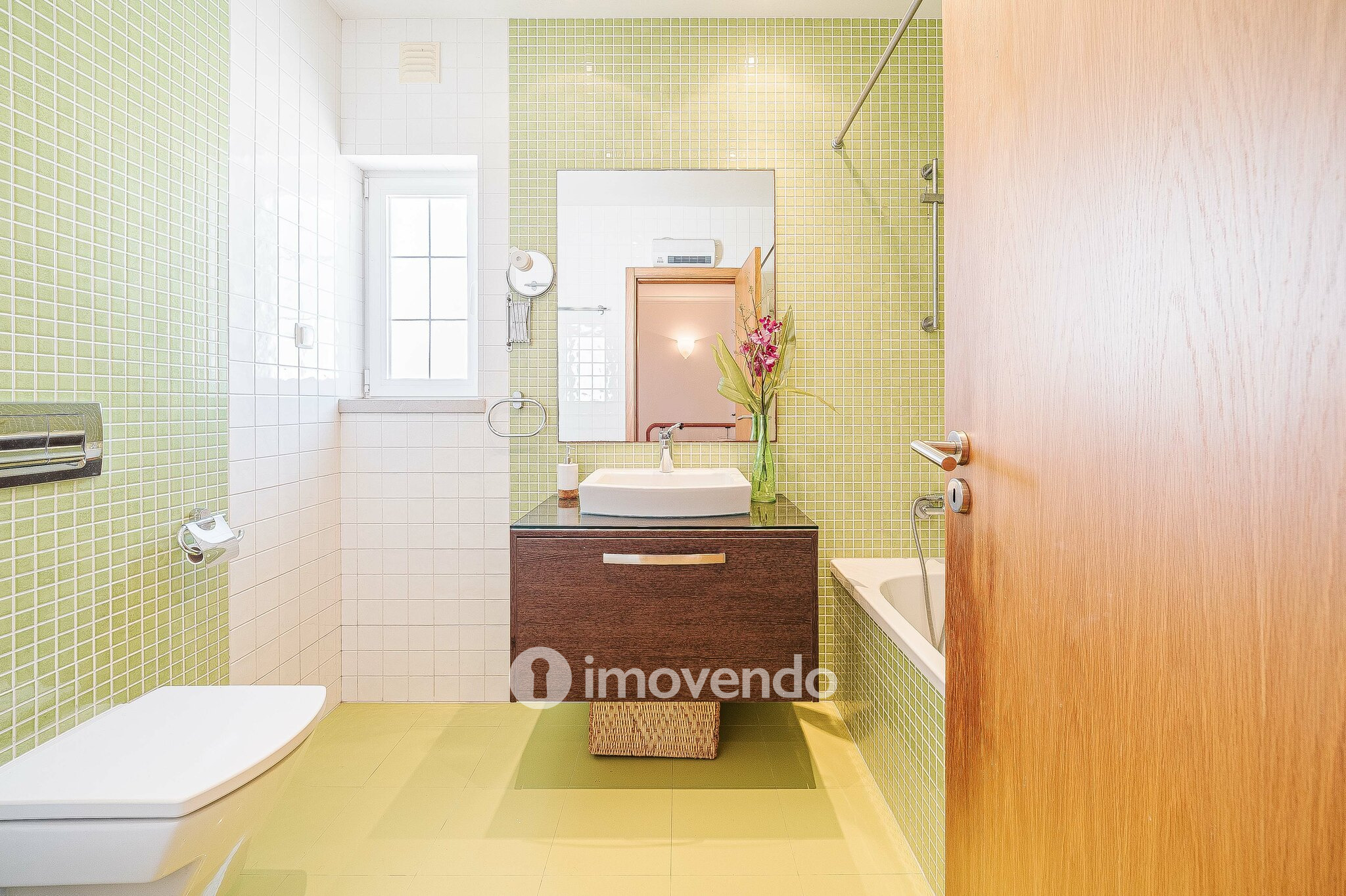 Moradia T4+2 cuidada, com jardim e terraço, em Sesimbra