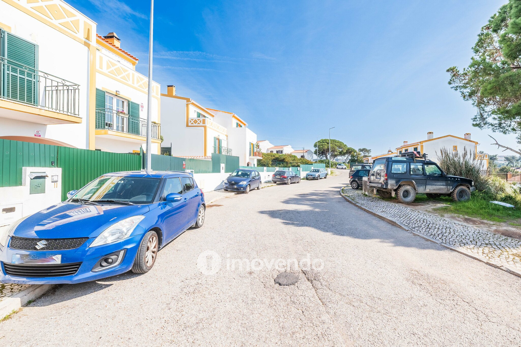 Moradia T4+2 cuidada, com jardim e terraço, em Sesimbra