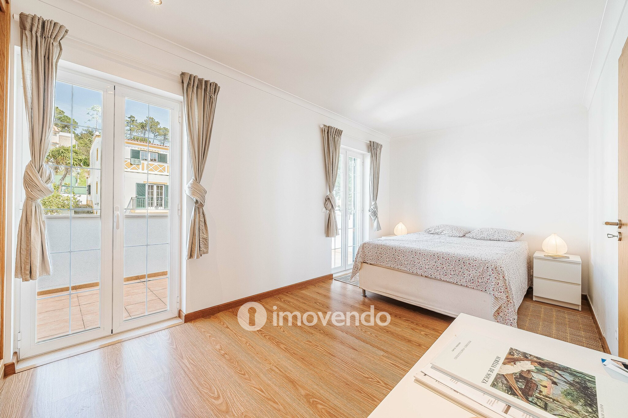 Moradia T4+2 cuidada, com jardim e terraço, em Sesimbra