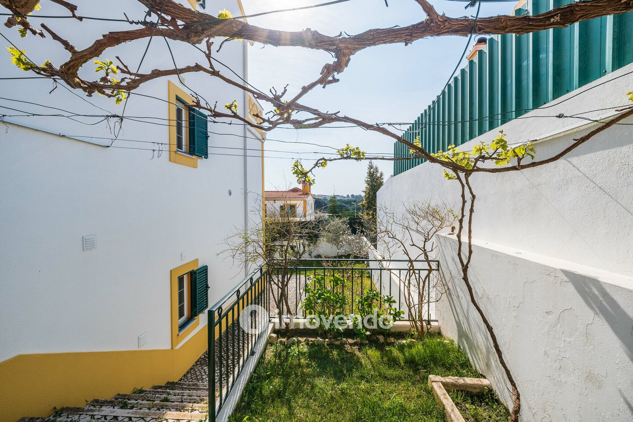 Moradia T4+2 cuidada, com jardim e terraço, em Sesimbra