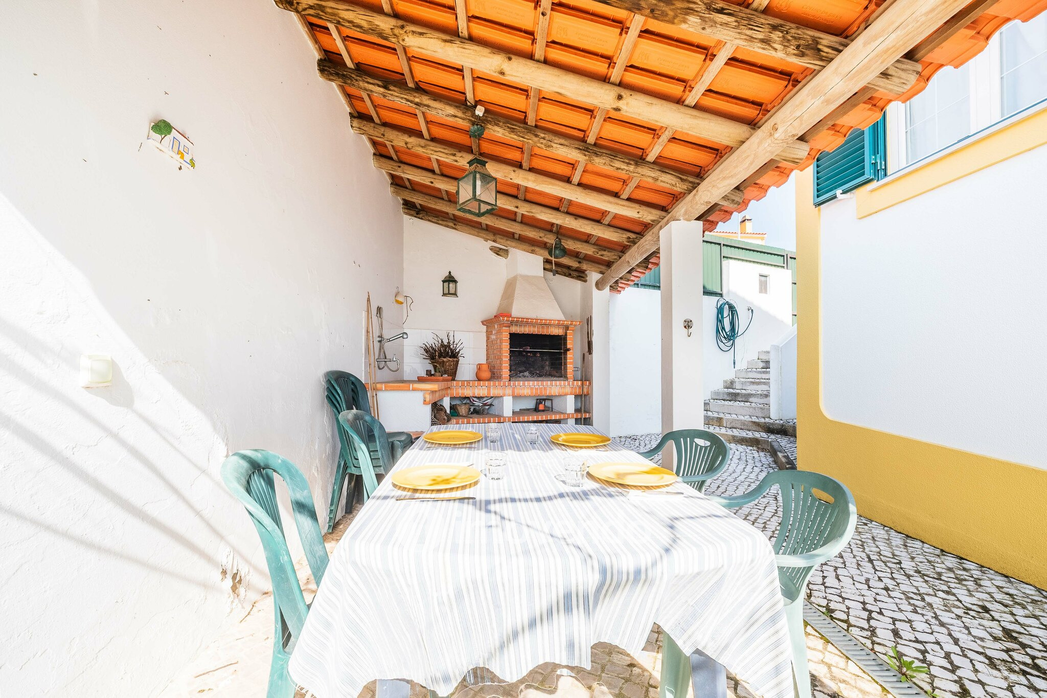 Moradia T4+2 cuidada, com jardim e terraço, em Sesimbra