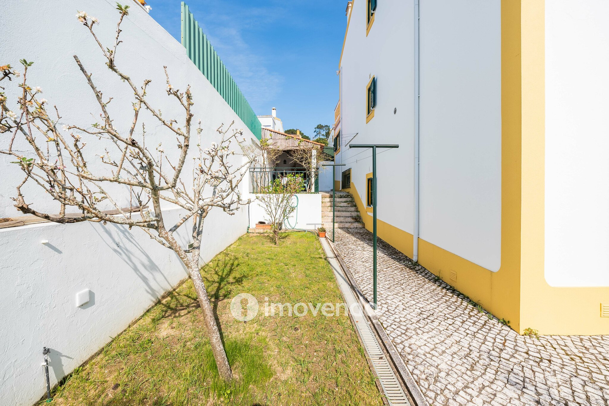 Moradia T4+2 cuidada, com jardim e terraço, em Sesimbra
