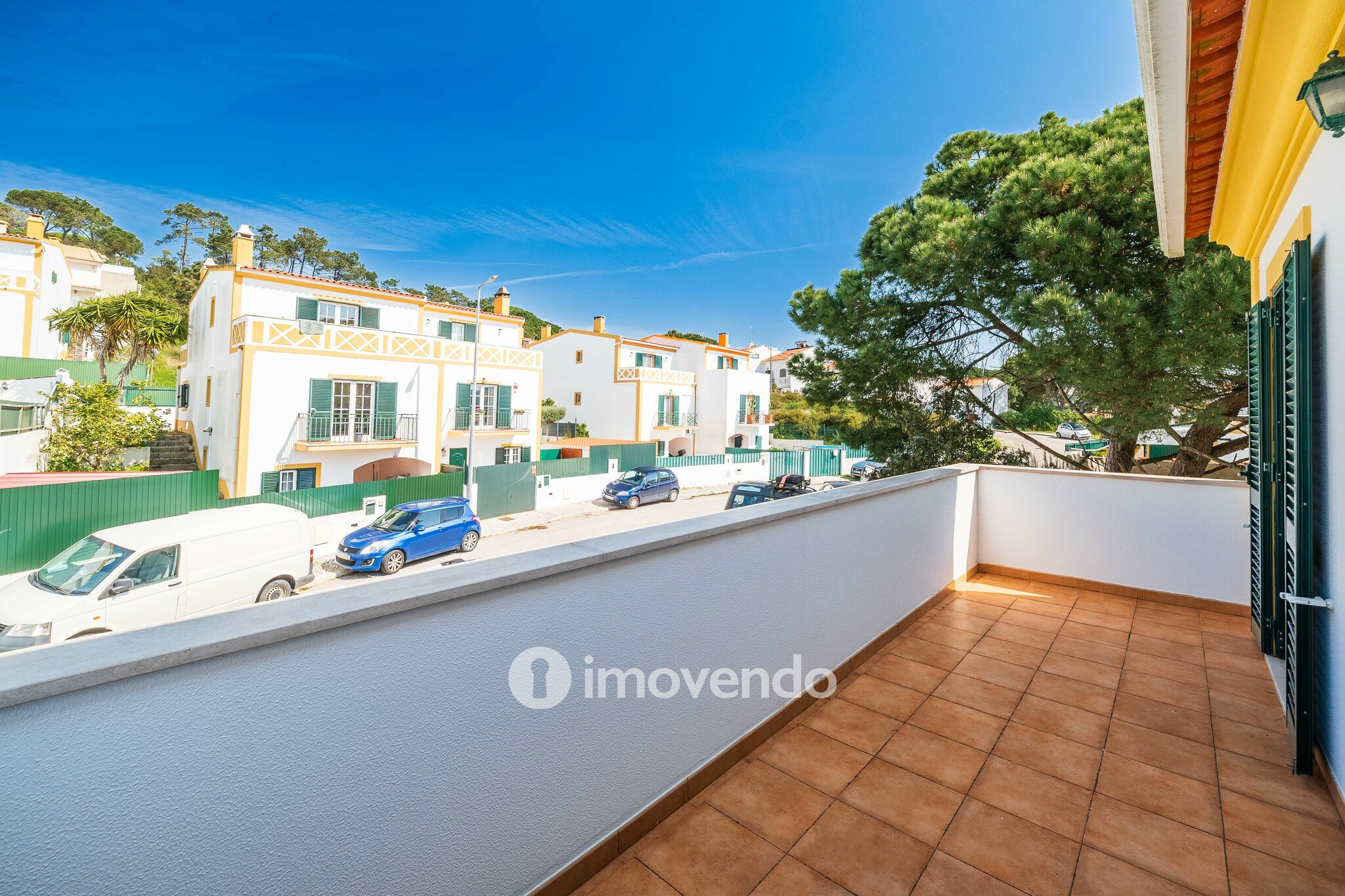 Moradia T4+2 cuidada, com jardim e terraço, em Sesimbra