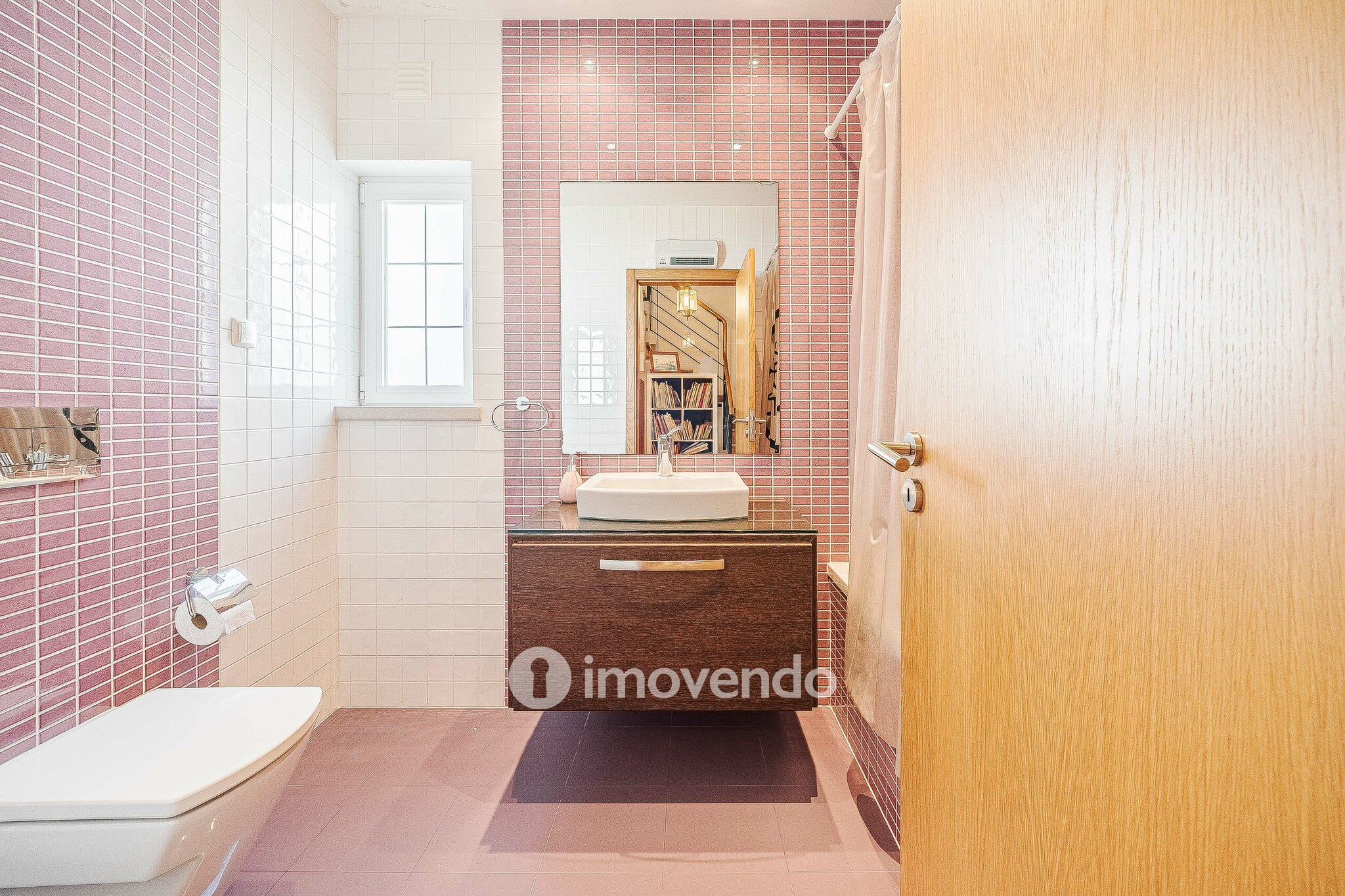 Moradia T4+2 cuidada, com jardim e terraço, em Sesimbra