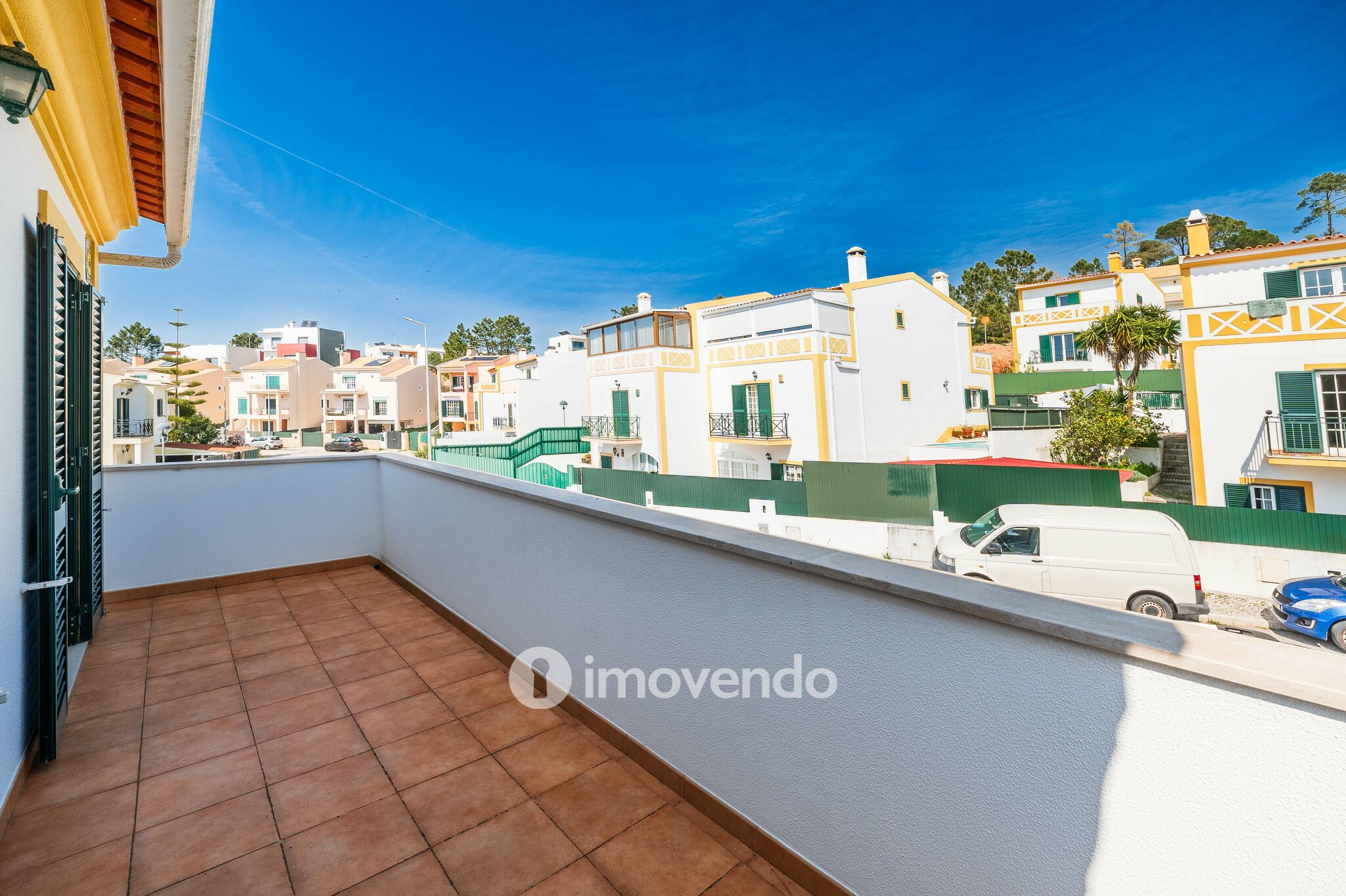 Moradia T4+2 cuidada, com jardim e terraço, em Sesimbra