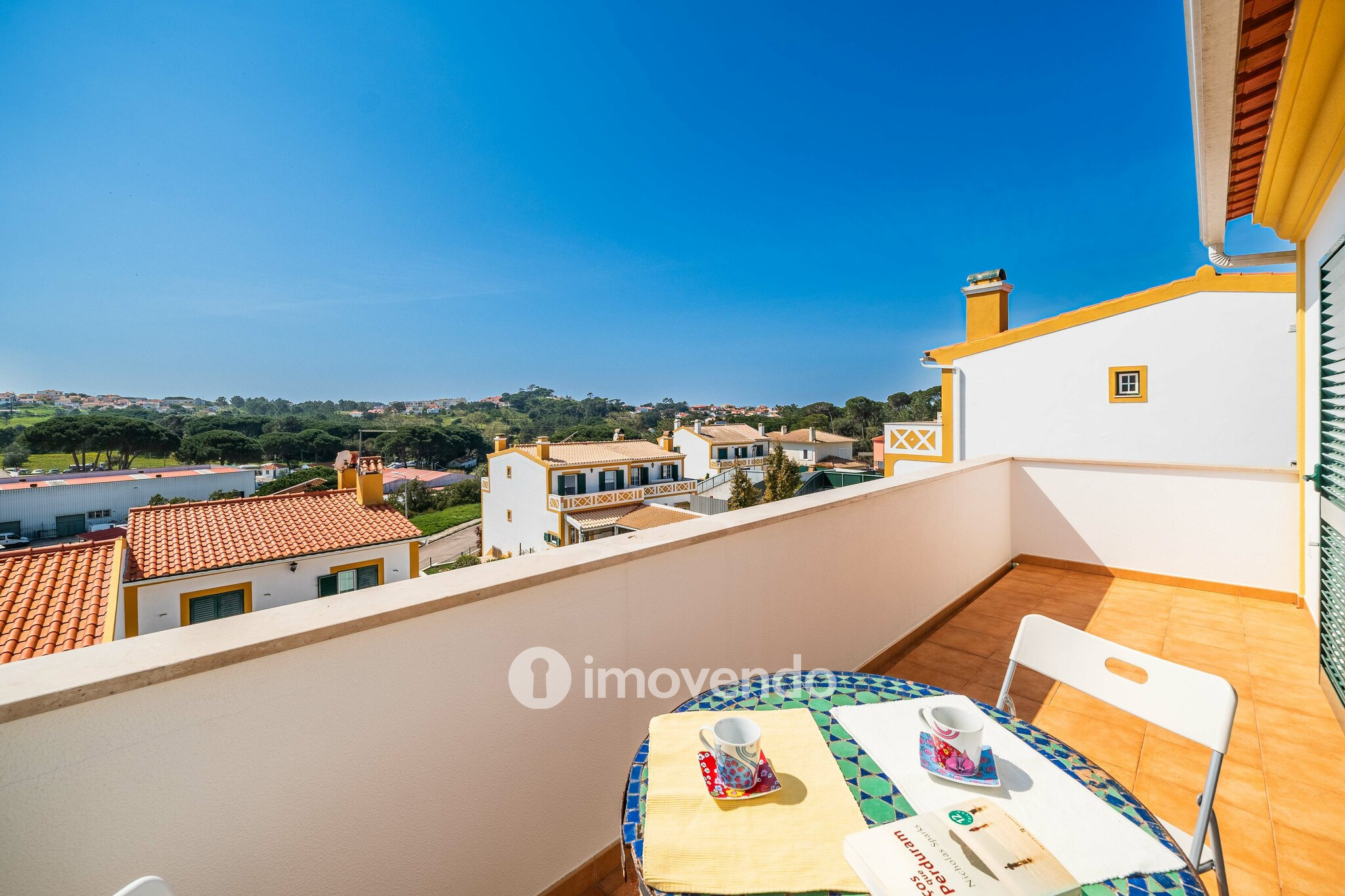 Moradia T4+2 cuidada, com jardim e terraço, em Sesimbra