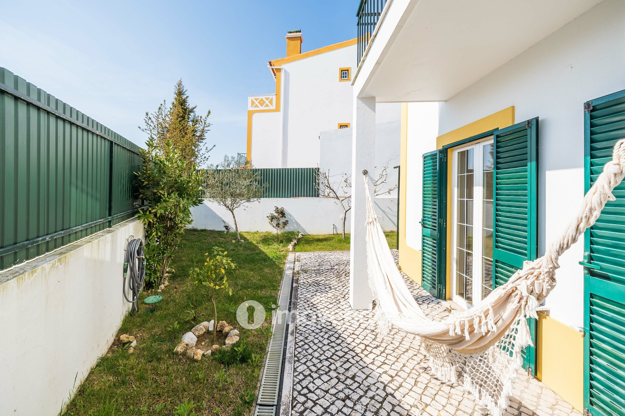 Moradia T4+2 cuidada, com jardim e terraço, em Sesimbra