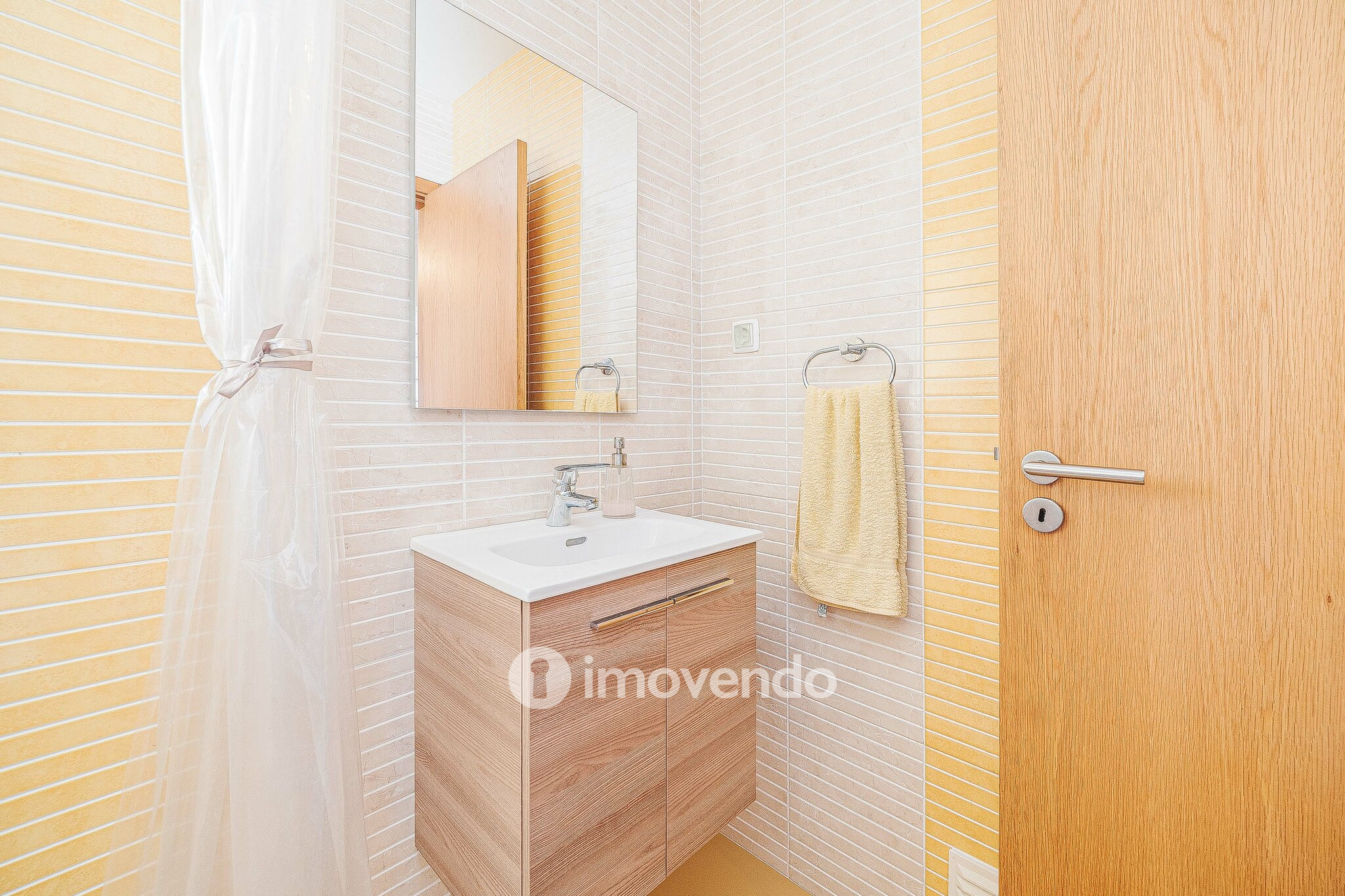 Moradia T4+2 cuidada, com jardim e terraço, em Sesimbra