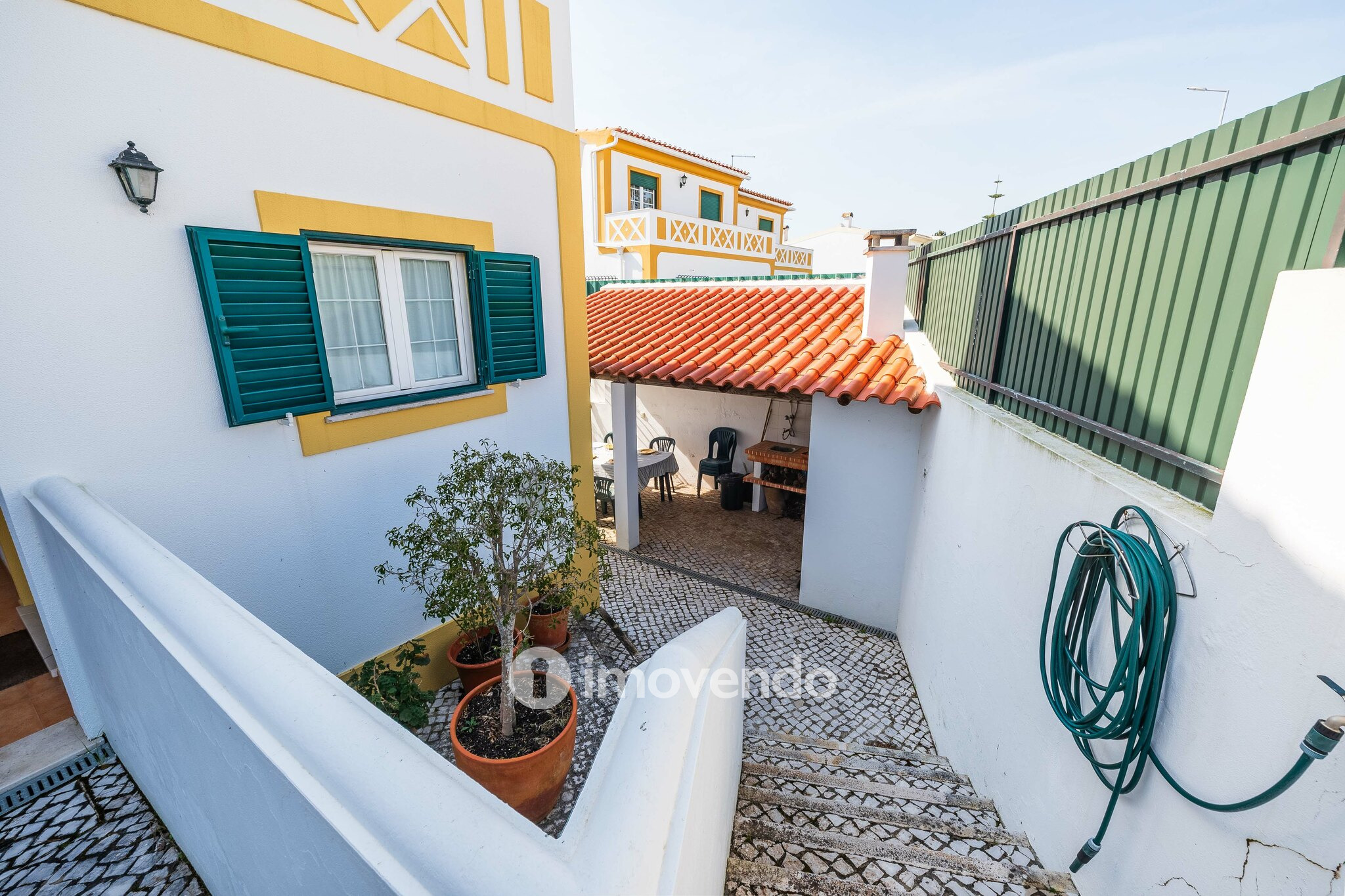 Moradia T4+2 cuidada, com jardim e terraço, em Sesimbra