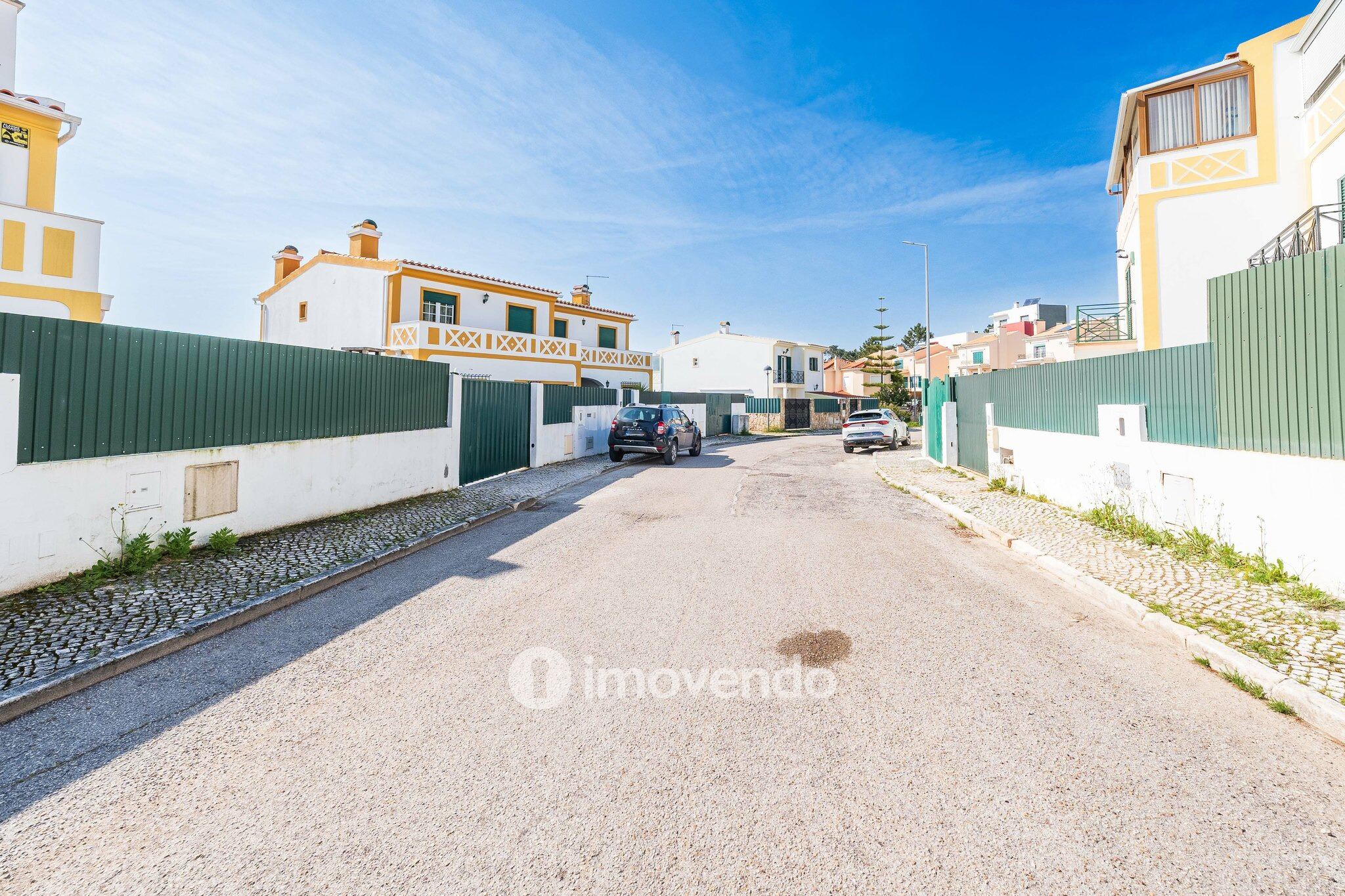 Moradia T4+2 cuidada, com jardim e terraço, em Sesimbra
