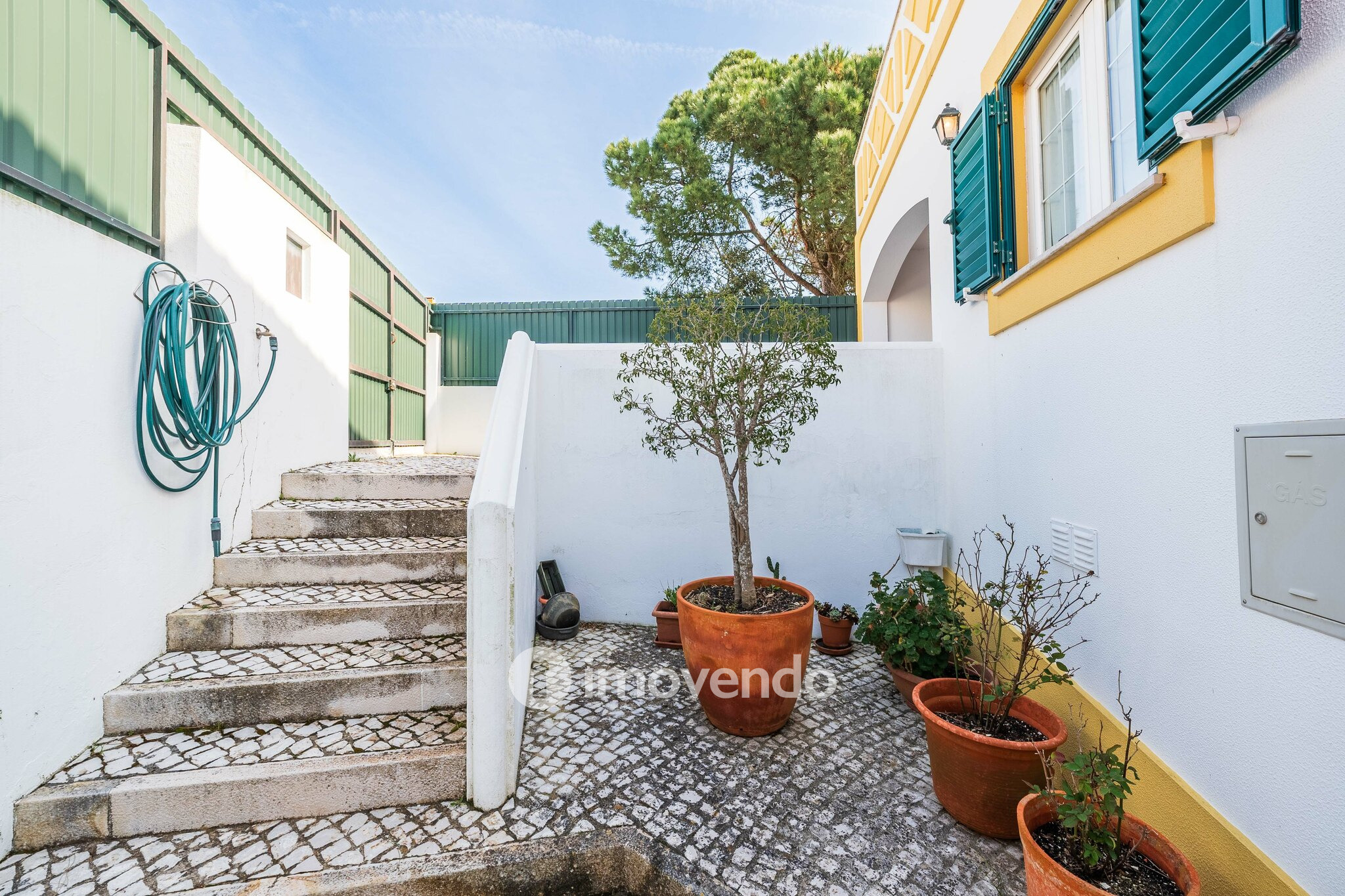Moradia T4+2 cuidada, com jardim e terraço, em Sesimbra