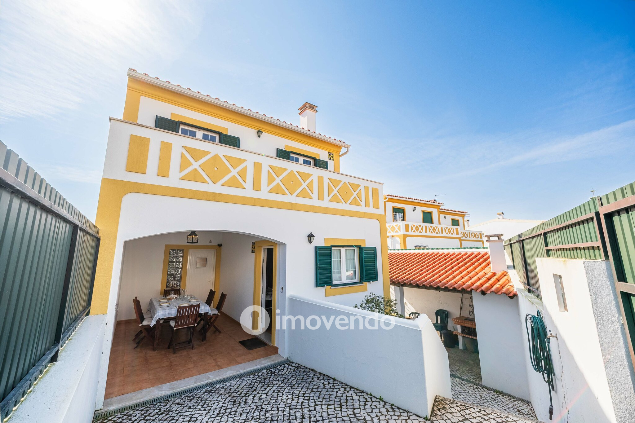 Moradia T4+2 cuidada, com jardim e terraço, em Sesimbra