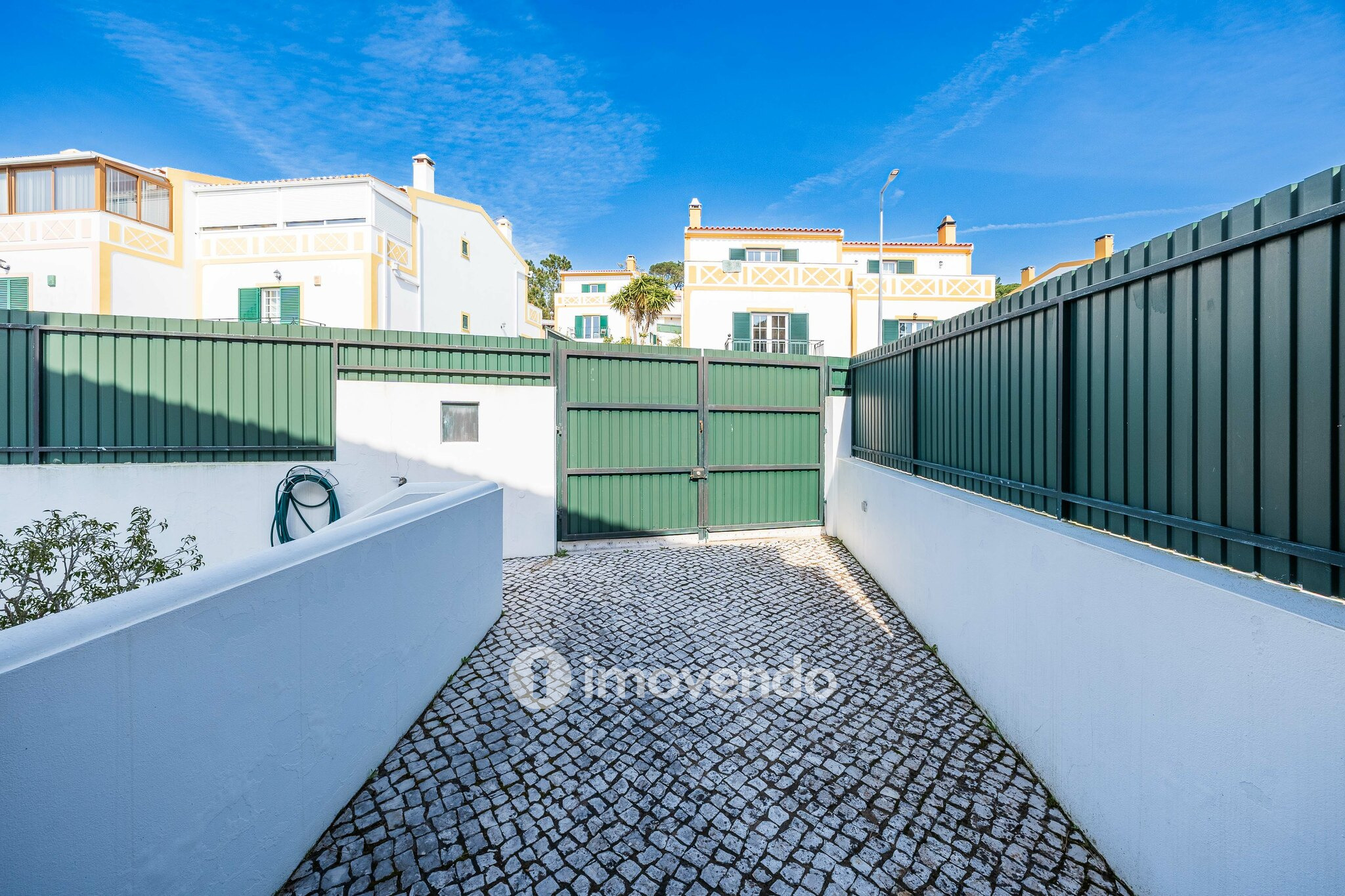 Moradia T4+2 cuidada, com jardim e terraço, em Sesimbra