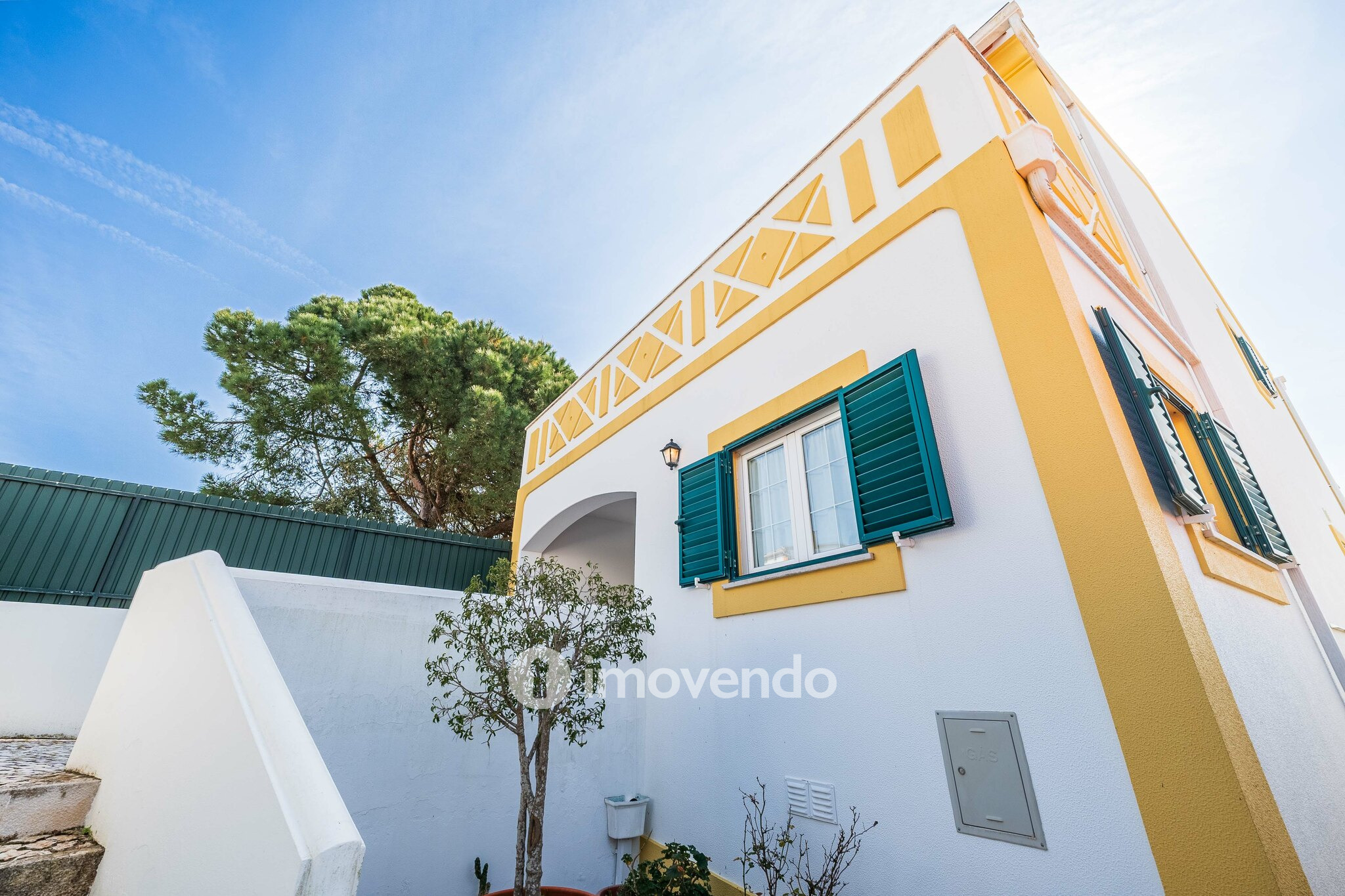 Moradia T4+2 cuidada, com jardim e terraço, em Sesimbra