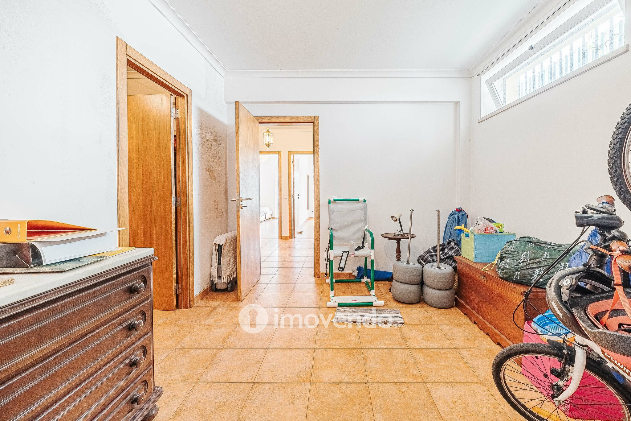 Moradia T4+2 cuidada, com jardim e terraço, em Sesimbra