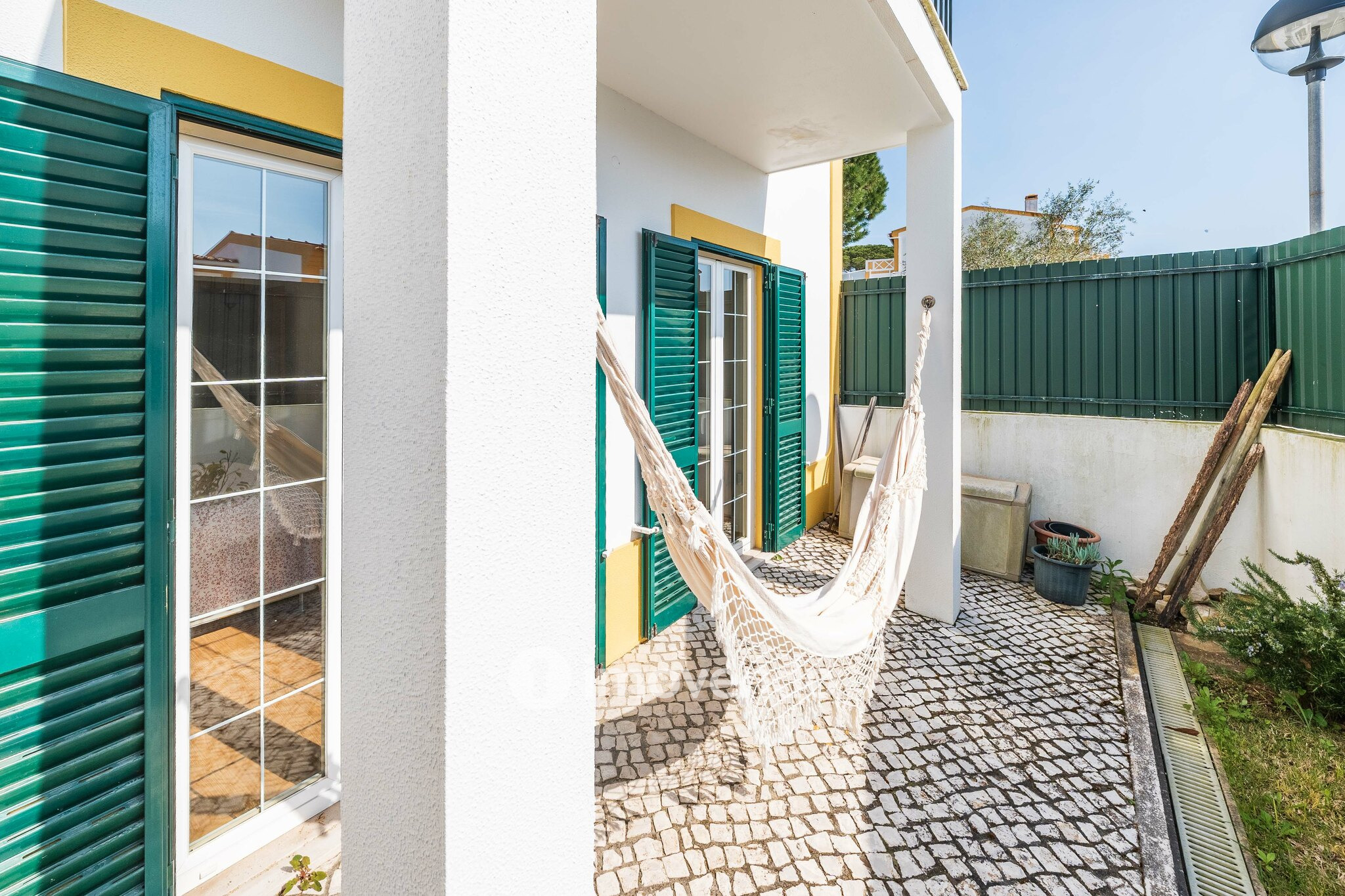 Moradia T4+2 cuidada, com jardim e terraço, em Sesimbra