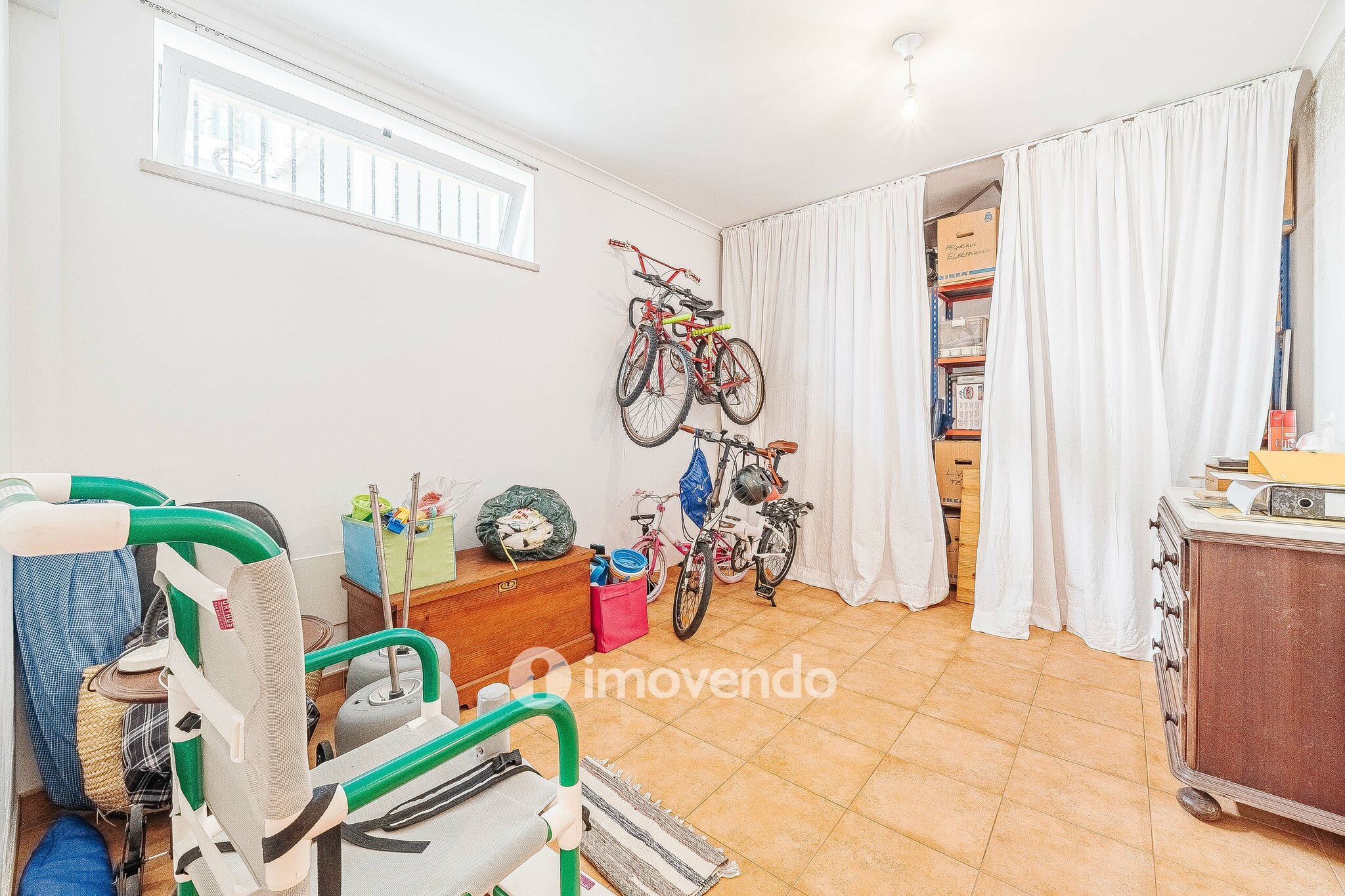 Moradia T4+2 cuidada, com jardim e terraço, em Sesimbra