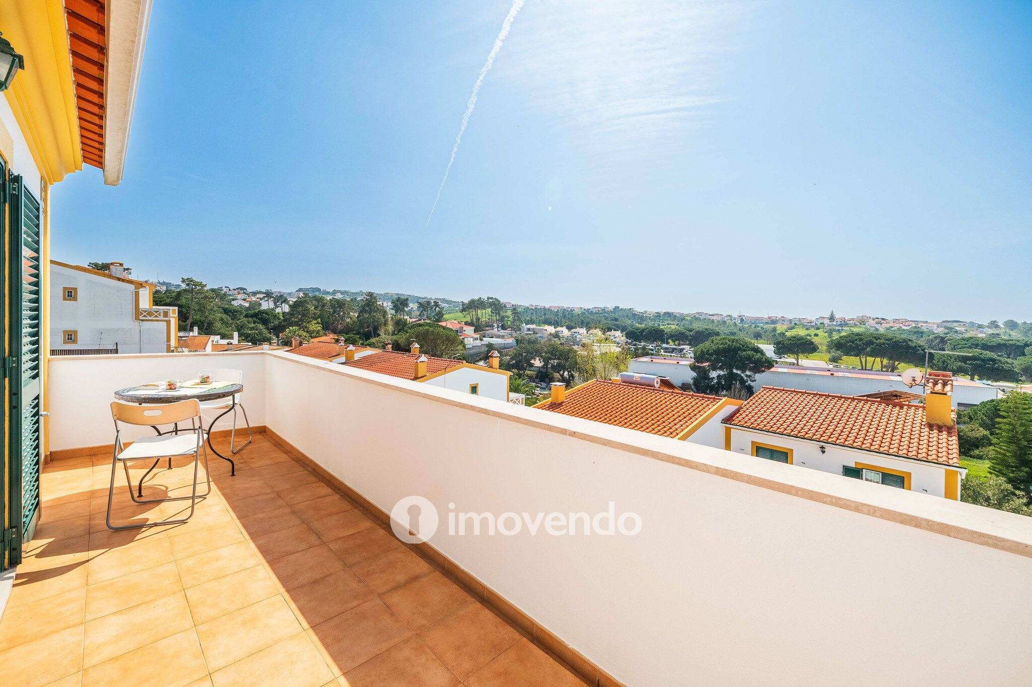 Moradia T4+2 cuidada, com jardim e terraço, em Sesimbra