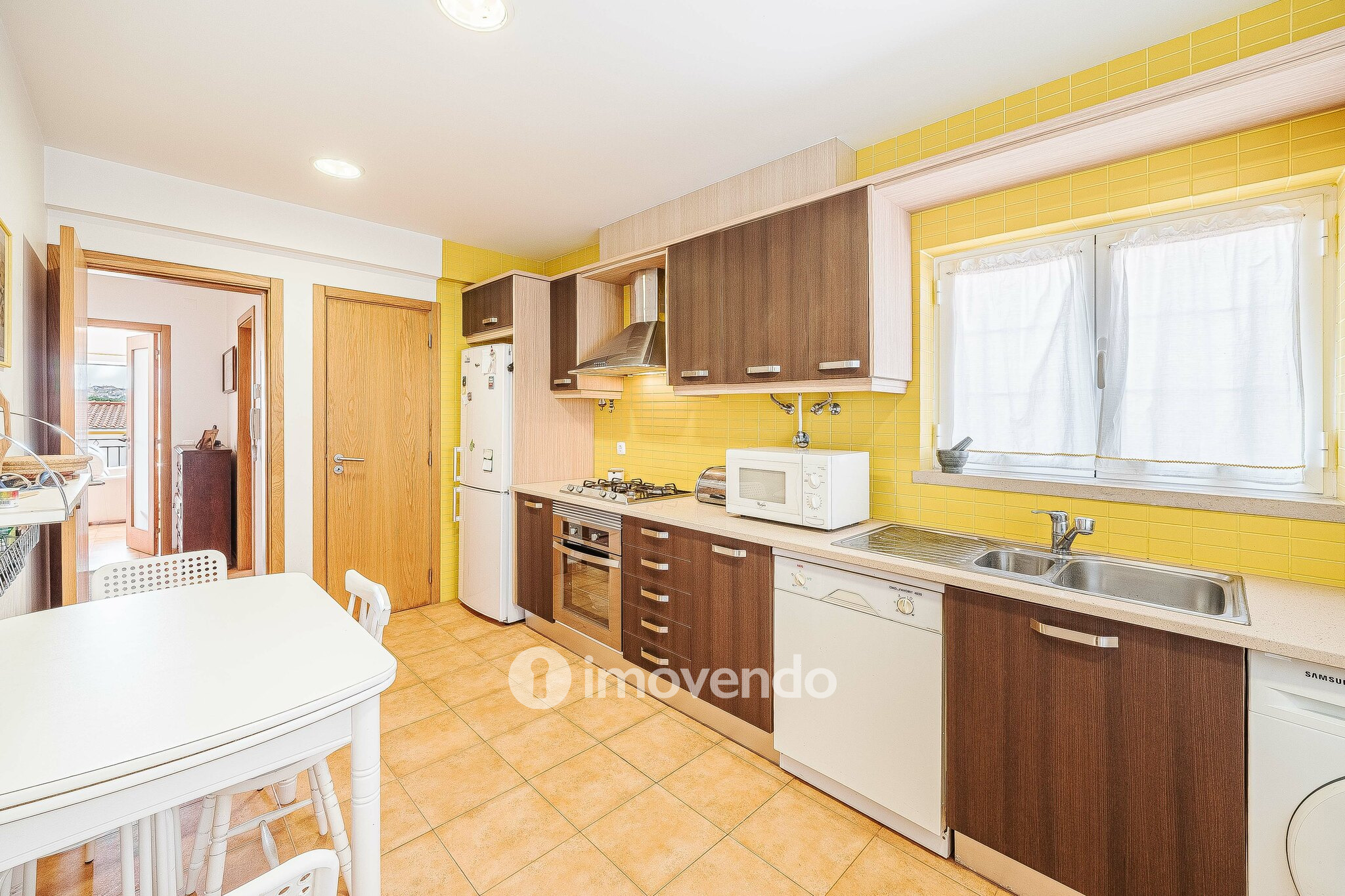 Moradia T4+2 cuidada, com jardim e terraço, em Sesimbra