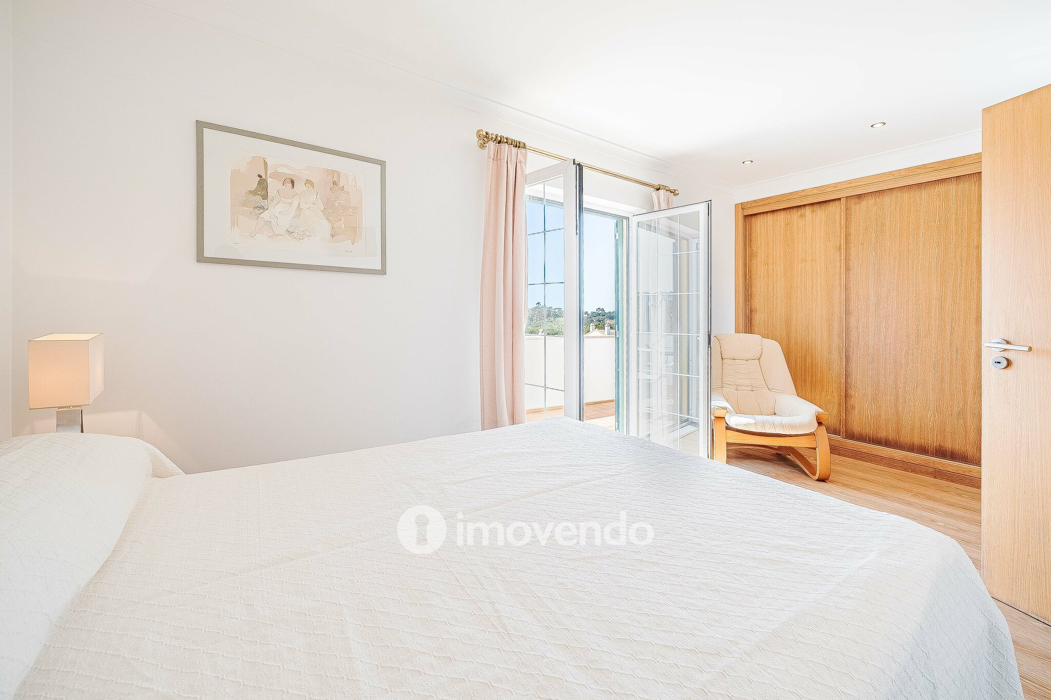 Moradia T4+2 cuidada, com jardim e terraço, em Sesimbra