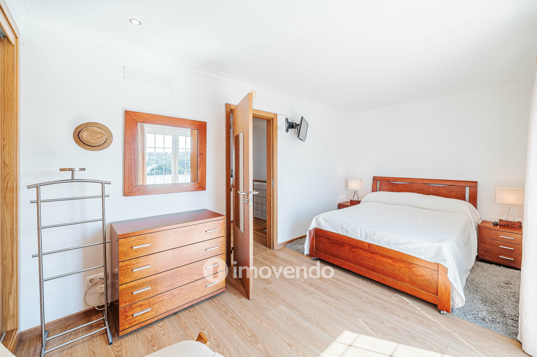Moradia T4+2 cuidada, com jardim e terraço, em Sesimbra