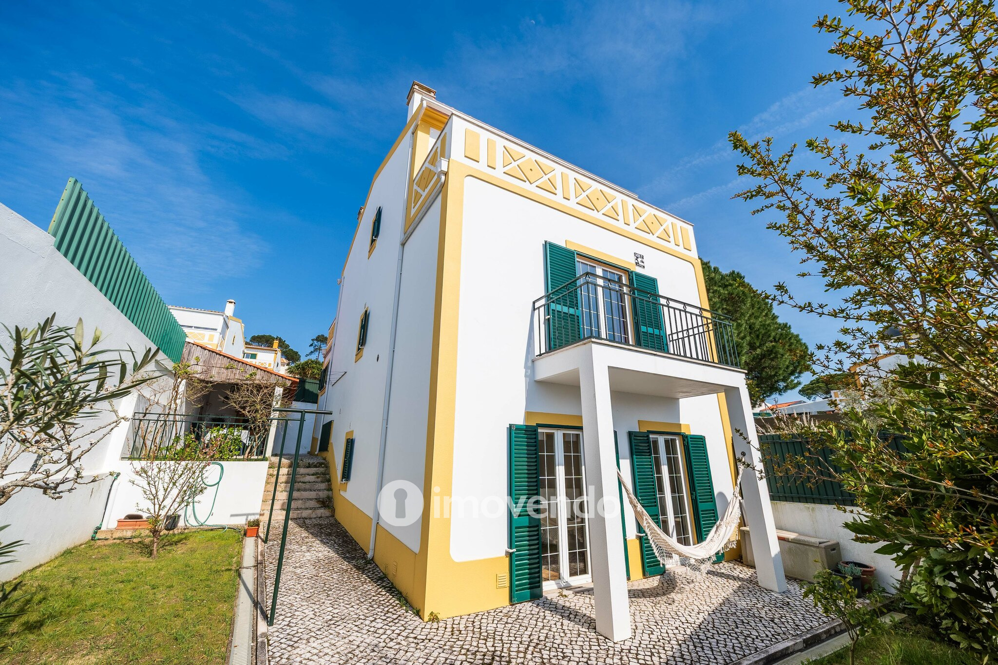 Moradia T4+2 cuidada, com jardim e terraço, em Sesimbra